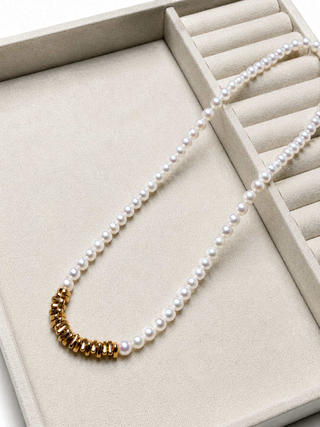 Freshwater pearl necklace with gold link detail, in 18K gold-plated S925 silver. 38cm with 5cm extender.
