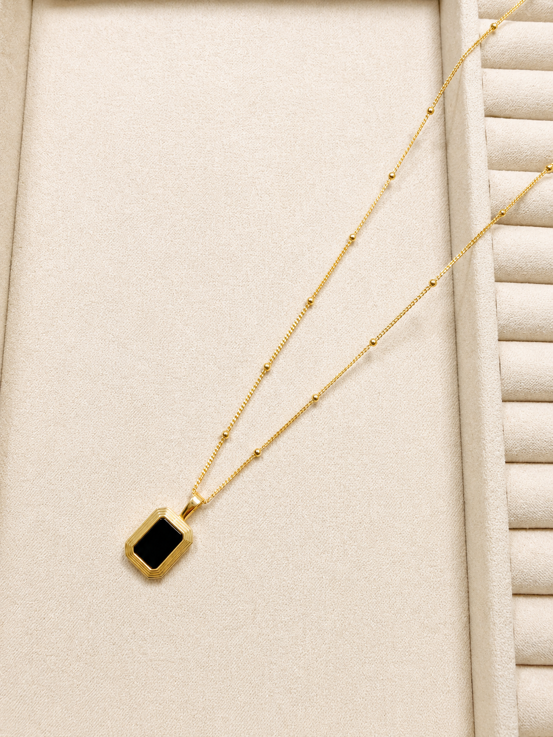 Reversible tag necklace with mother-of-pearl and black onyx. Gold-plated S925 silver, 45cm with extender.