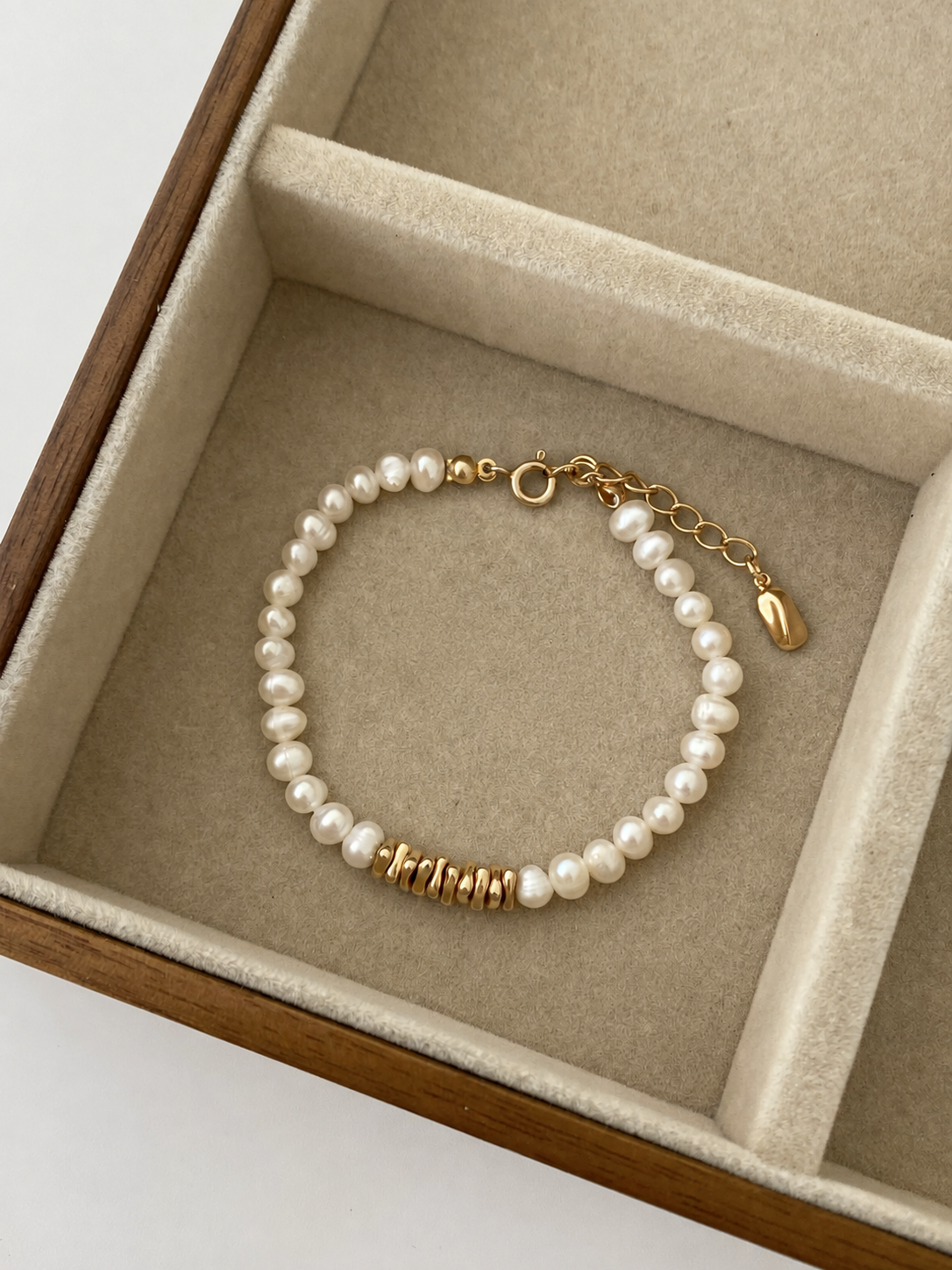 Freshwater pearl bracelet with gold link detail, in gold-plated S925 silver. 16cm with adjustable extender.