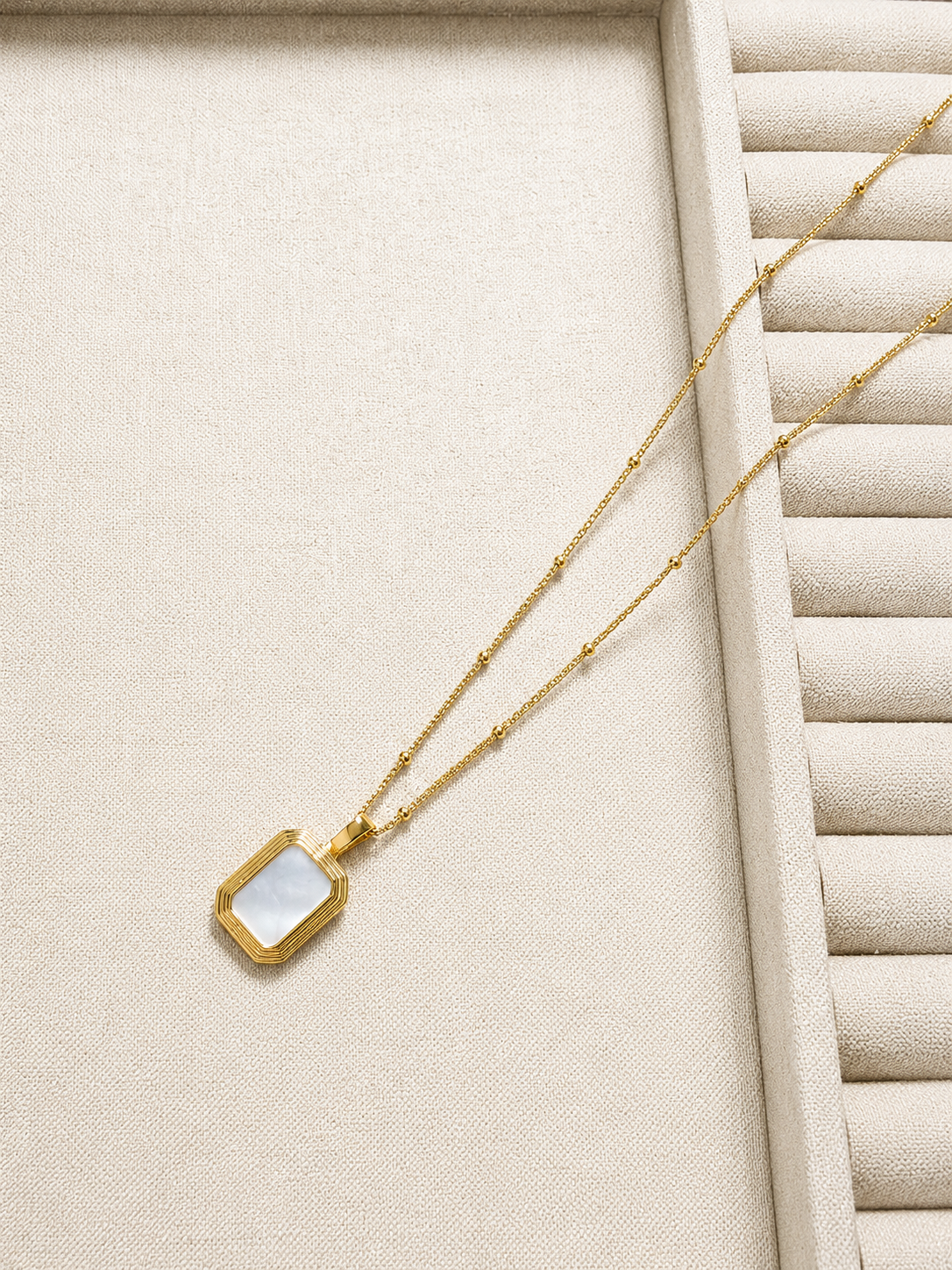 Reversible tag necklace with mother-of-pearl and black onyx. Gold-plated S925 silver, 45cm with extender.