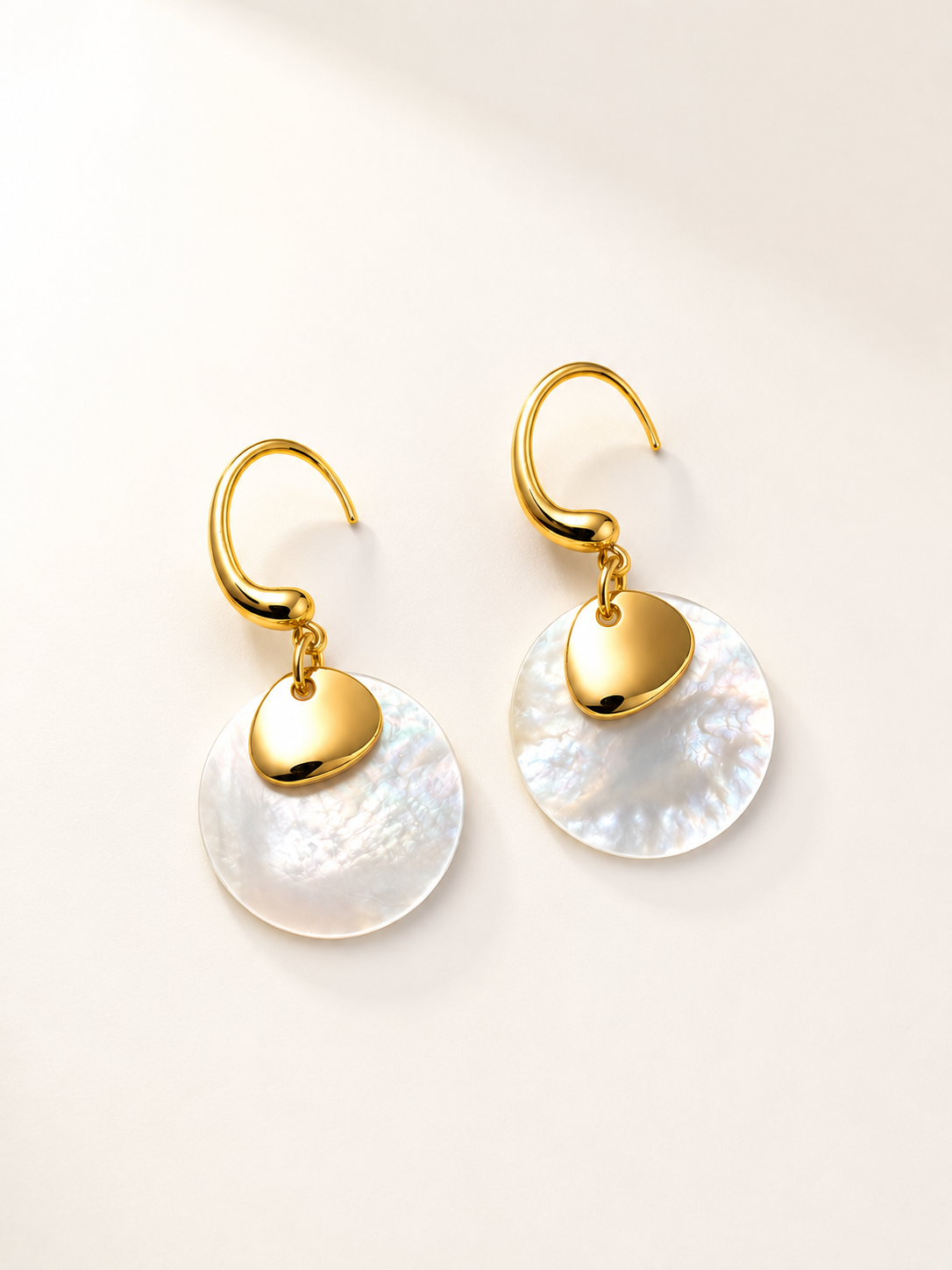 White mother-of-pearl disc earrings with gold accent, on gold-plated S925 ear hooks. Light, 2cm shell discs.