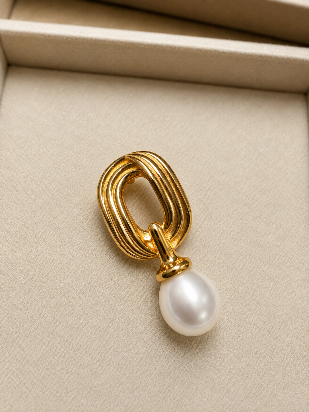 Mobius-inspired gold bands with a freshwater pearl drop, in 18K gold-plated S925 silver. Secure post closure.