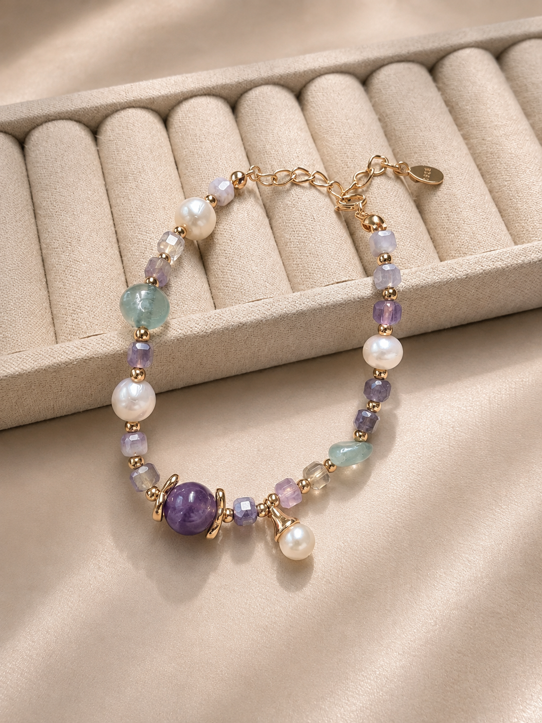 Amethyst, freshwater pearl and aquamarine beaded bracelet in gold-plated S925 silver. 16cm with adjustable chain.