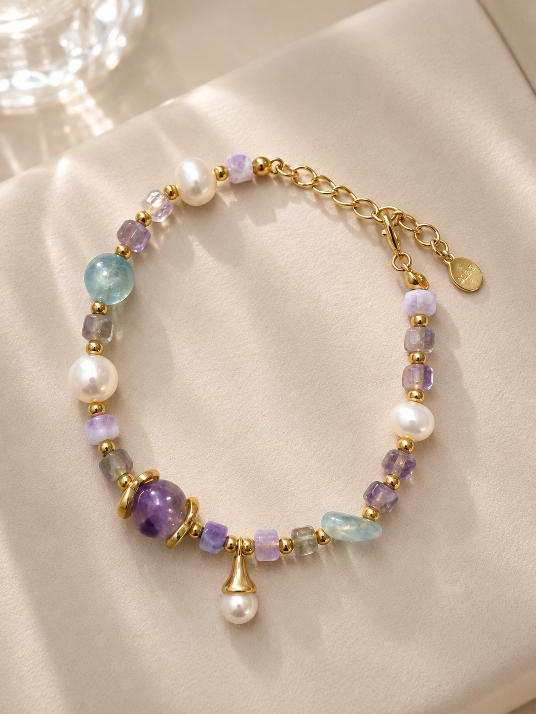 Amethyst, freshwater pearl and aquamarine beaded bracelet in gold-plated S925 silver. 16cm with adjustable chain.