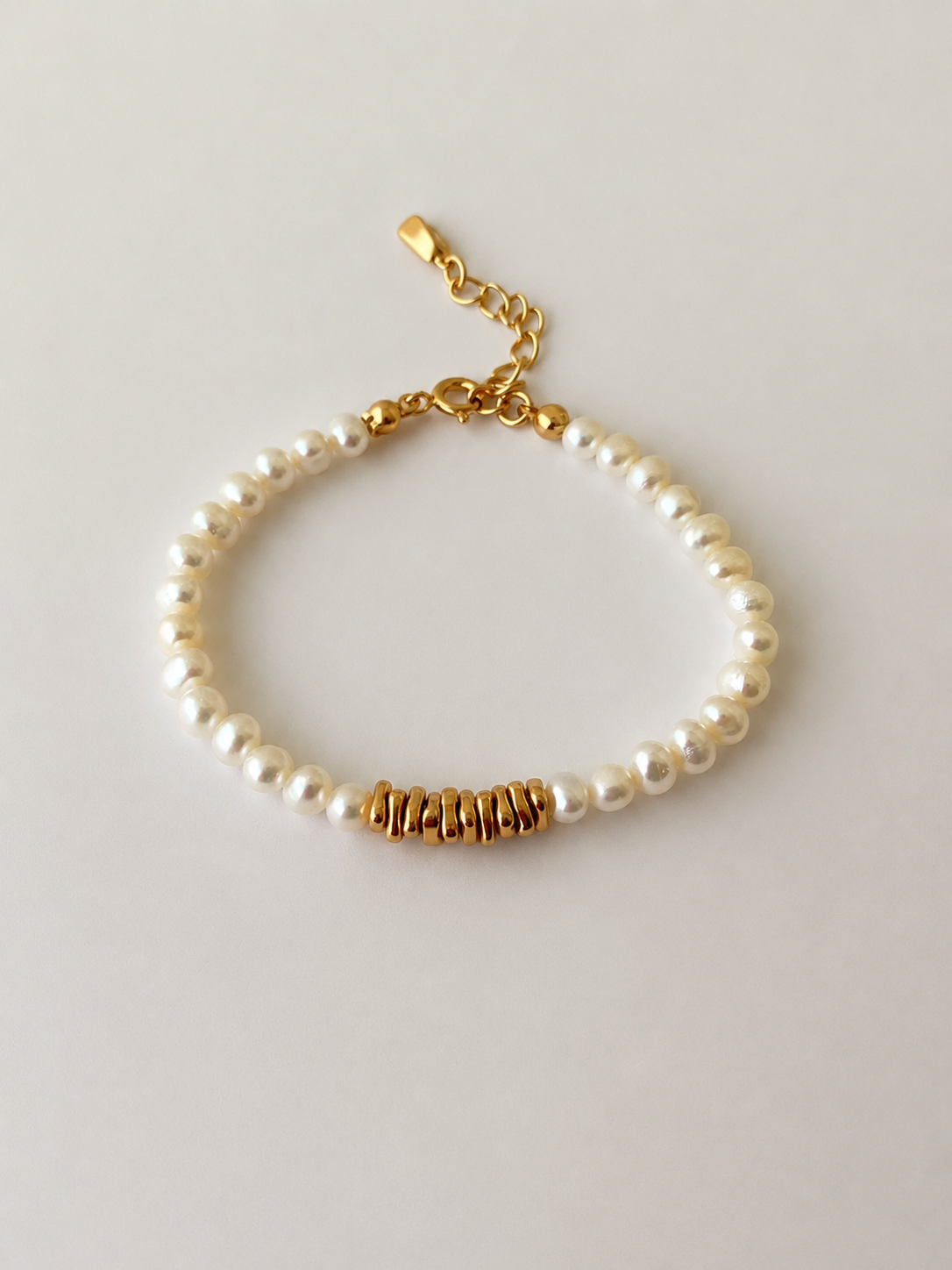 Freshwater pearl bracelet with gold link detail, in gold-plated S925 silver. 16cm with adjustable extender.