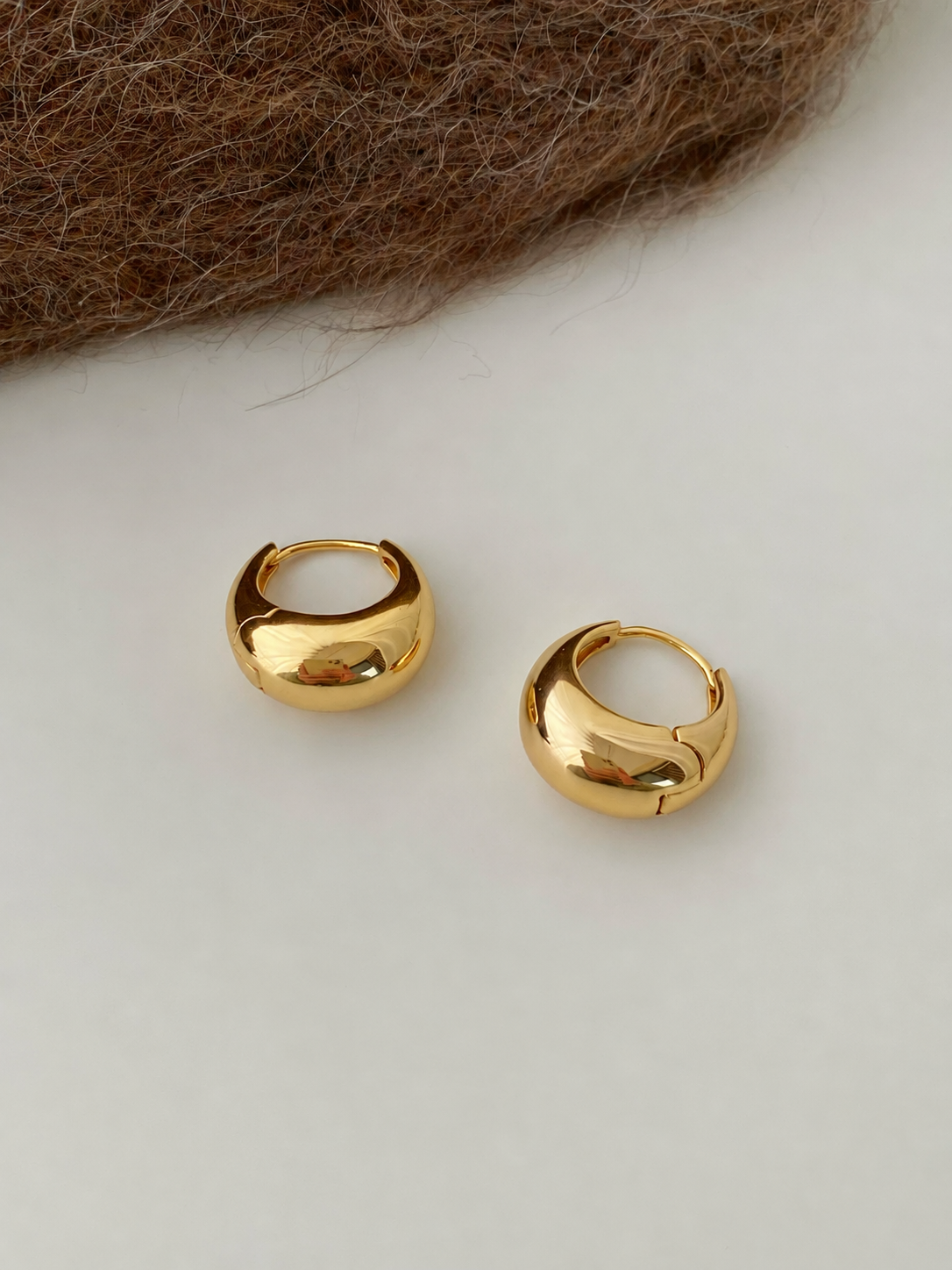 Sculptural teardrop hoop earrings in S925 silver, 18K gold or white gold plated. Hollow, lightweight, hinged.