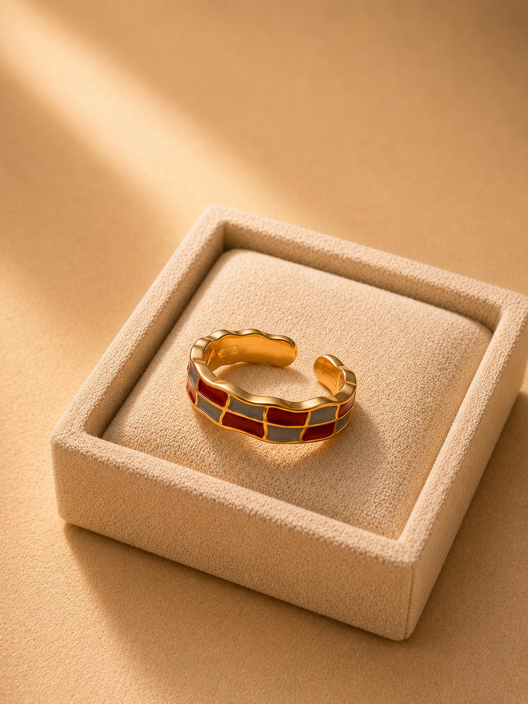Wavy color-block ring in red and blue hand-filled enamel, gold-plated S925 silver. Open adjustable, vintage-inspired.