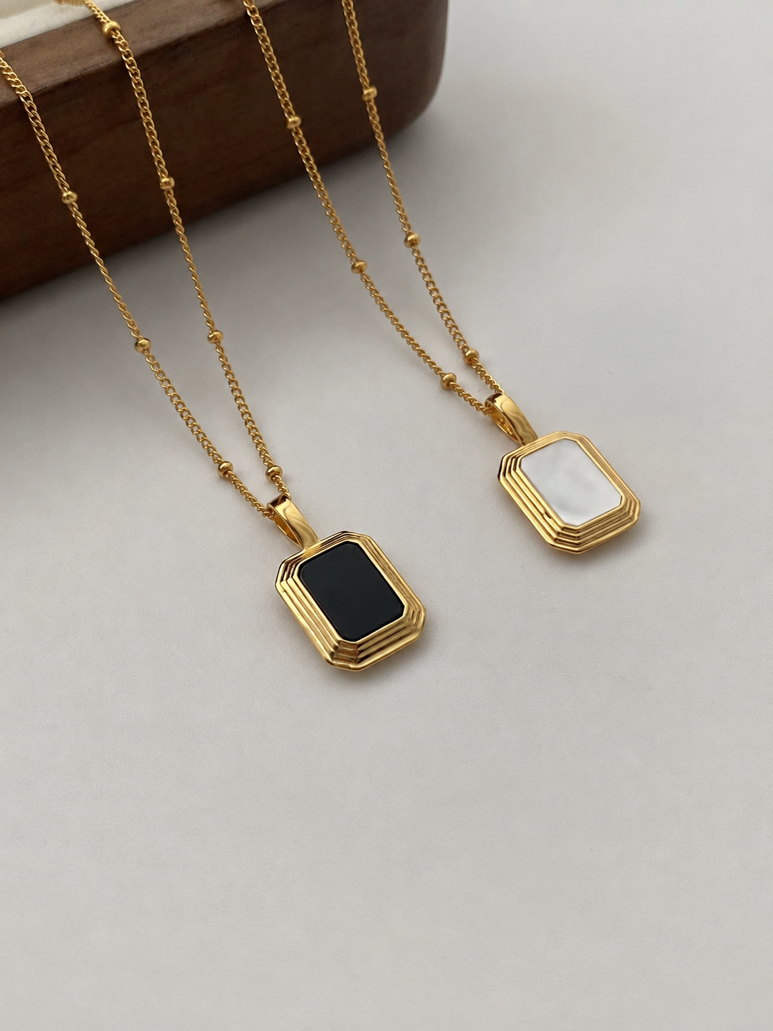 Reversible tag necklace with mother-of-pearl and black onyx. Gold-plated S925 silver, 45cm with extender.