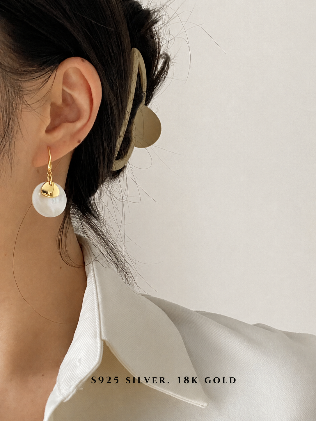 White mother-of-pearl disc earrings with gold accent, on gold-plated S925 ear hooks. Light, 2cm shell discs.