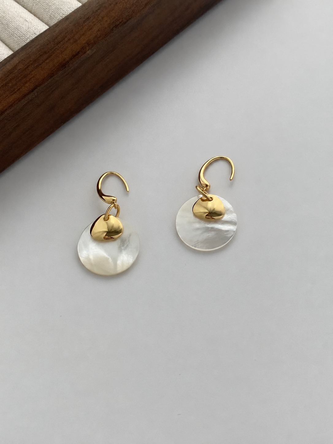White mother-of-pearl disc earrings with gold accent, on gold-plated S925 ear hooks. Light, 2cm shell discs.