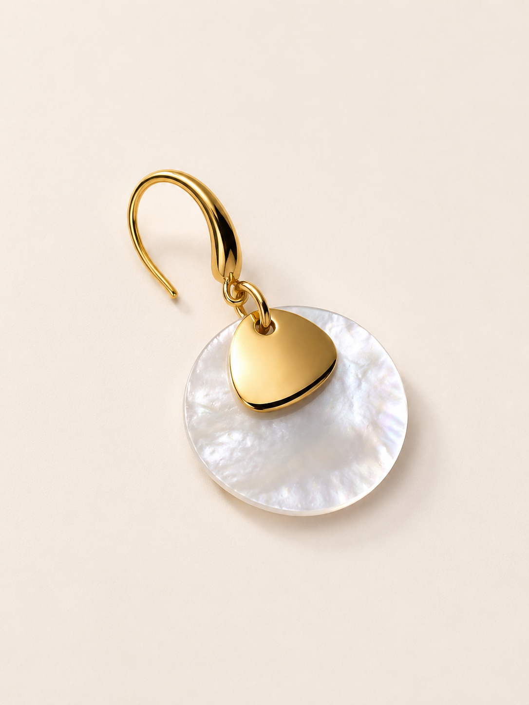 White mother-of-pearl disc earrings with gold accent, on gold-plated S925 ear hooks. Light, 2cm shell discs.