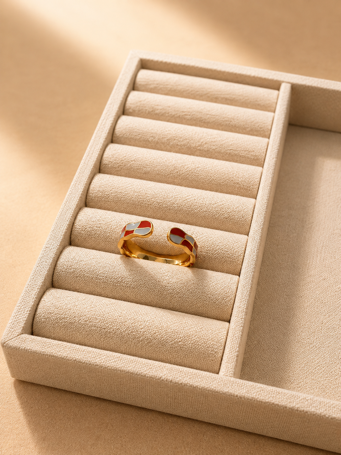 Wavy color-block ring in red and blue hand-filled enamel, gold-plated S925 silver. Open adjustable, vintage-inspired.