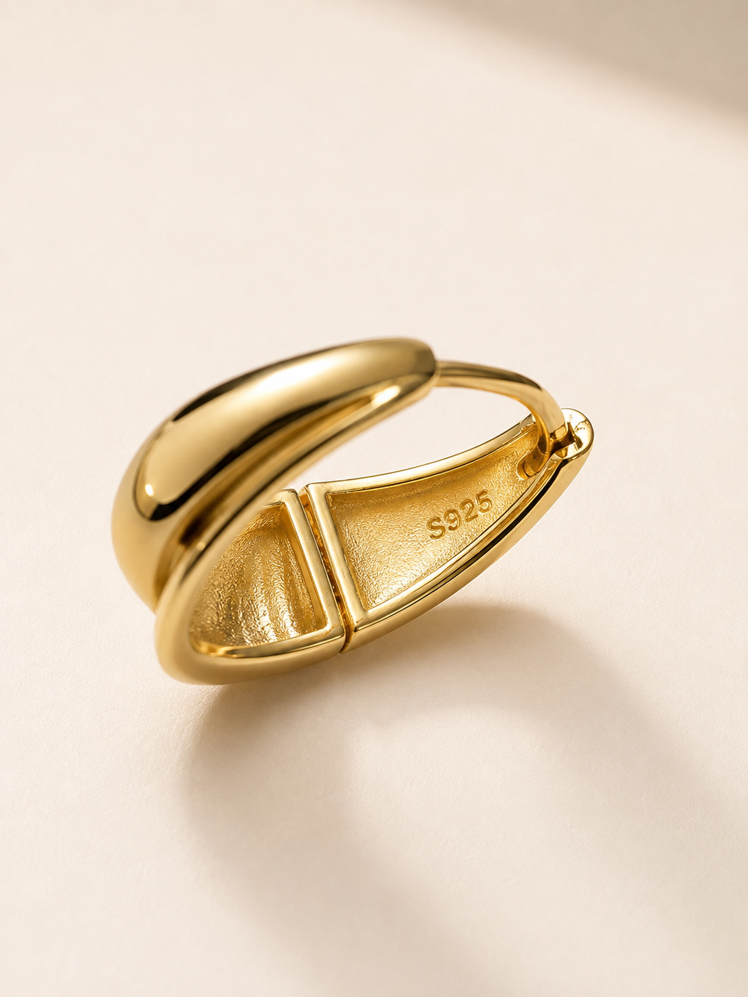 Sculptural teardrop hoop earrings in S925 silver, 18K gold or white gold plated. Hollow, lightweight, hinged.
