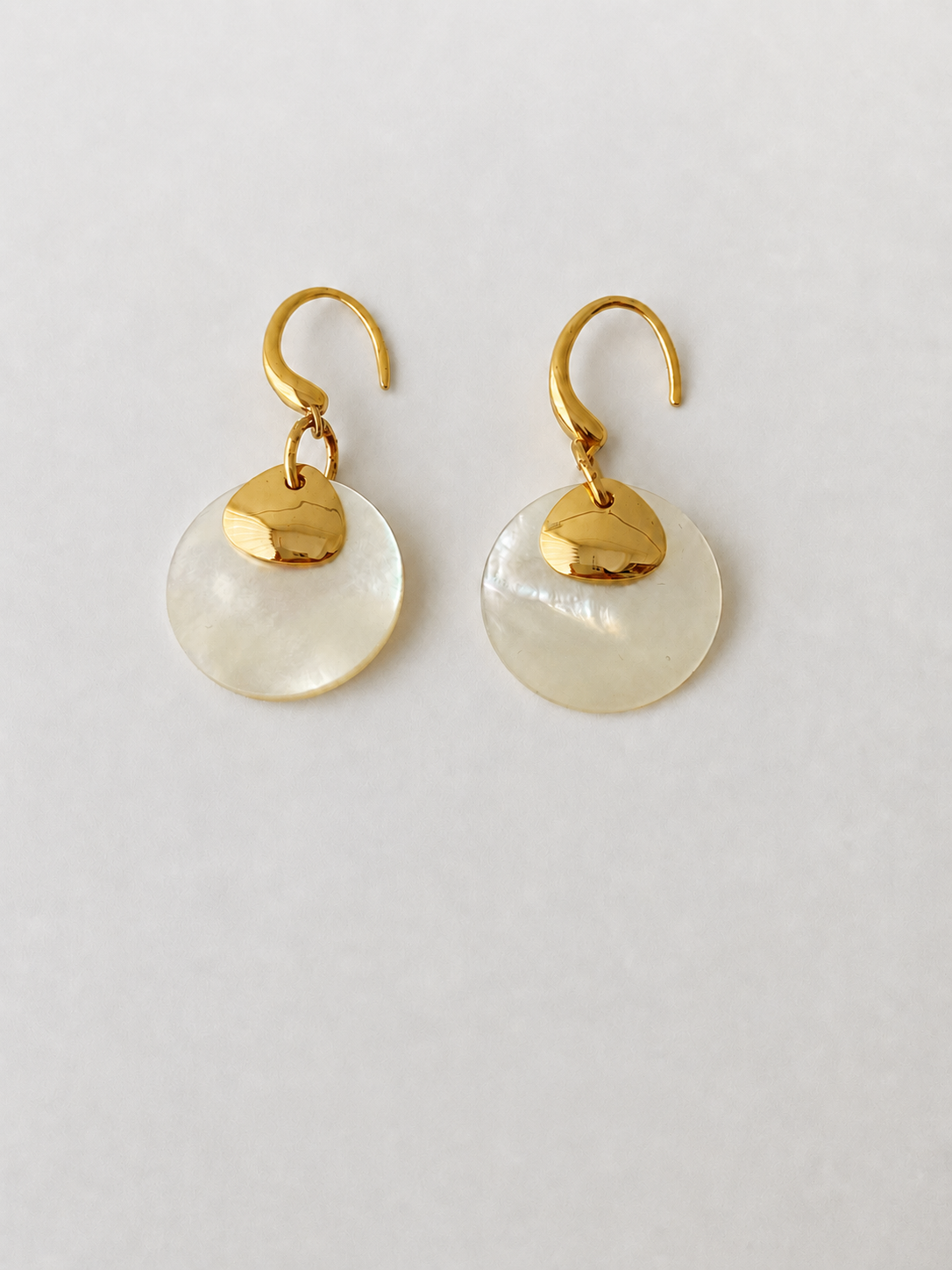White mother-of-pearl disc earrings with gold accent, on gold-plated S925 ear hooks. Light, 2cm shell discs.