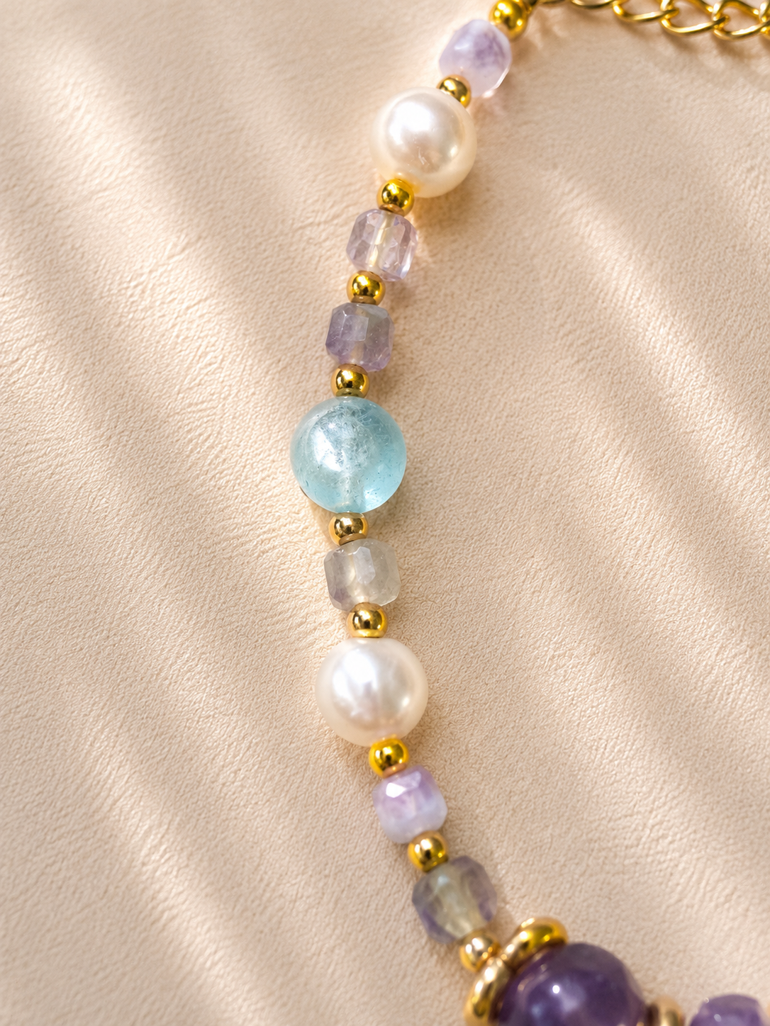 Amethyst, freshwater pearl and aquamarine beaded bracelet in gold-plated S925 silver. 16cm with adjustable chain.