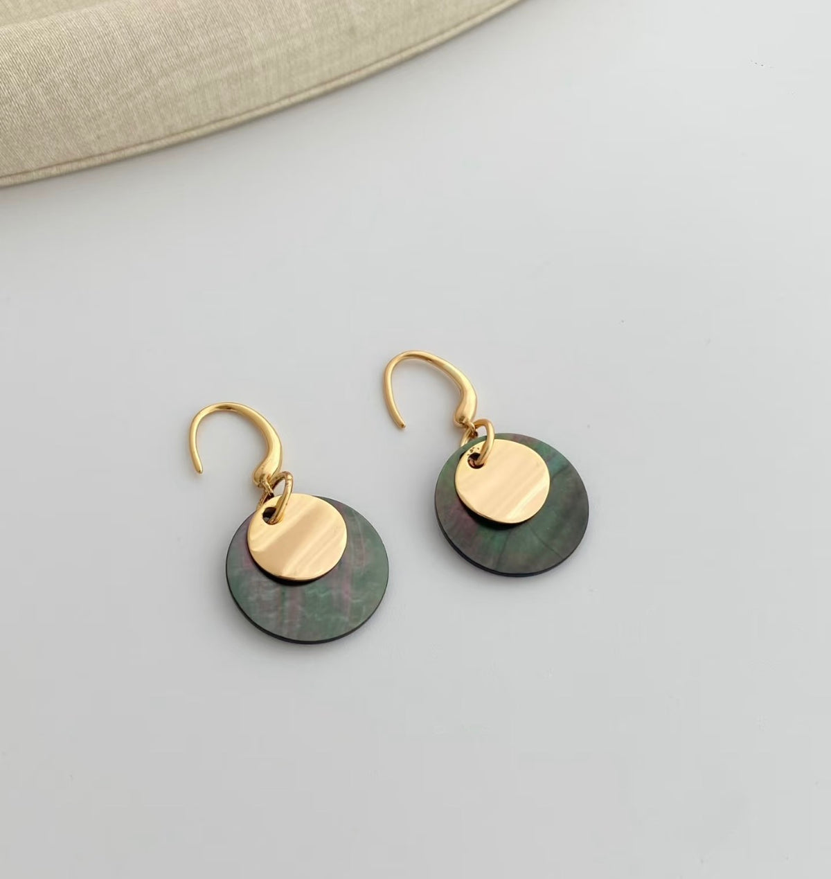 Layered black mother-of-pearl and gold disc earrings in 18K gold-plated S925 silver. Light, comfortable ear hooks.