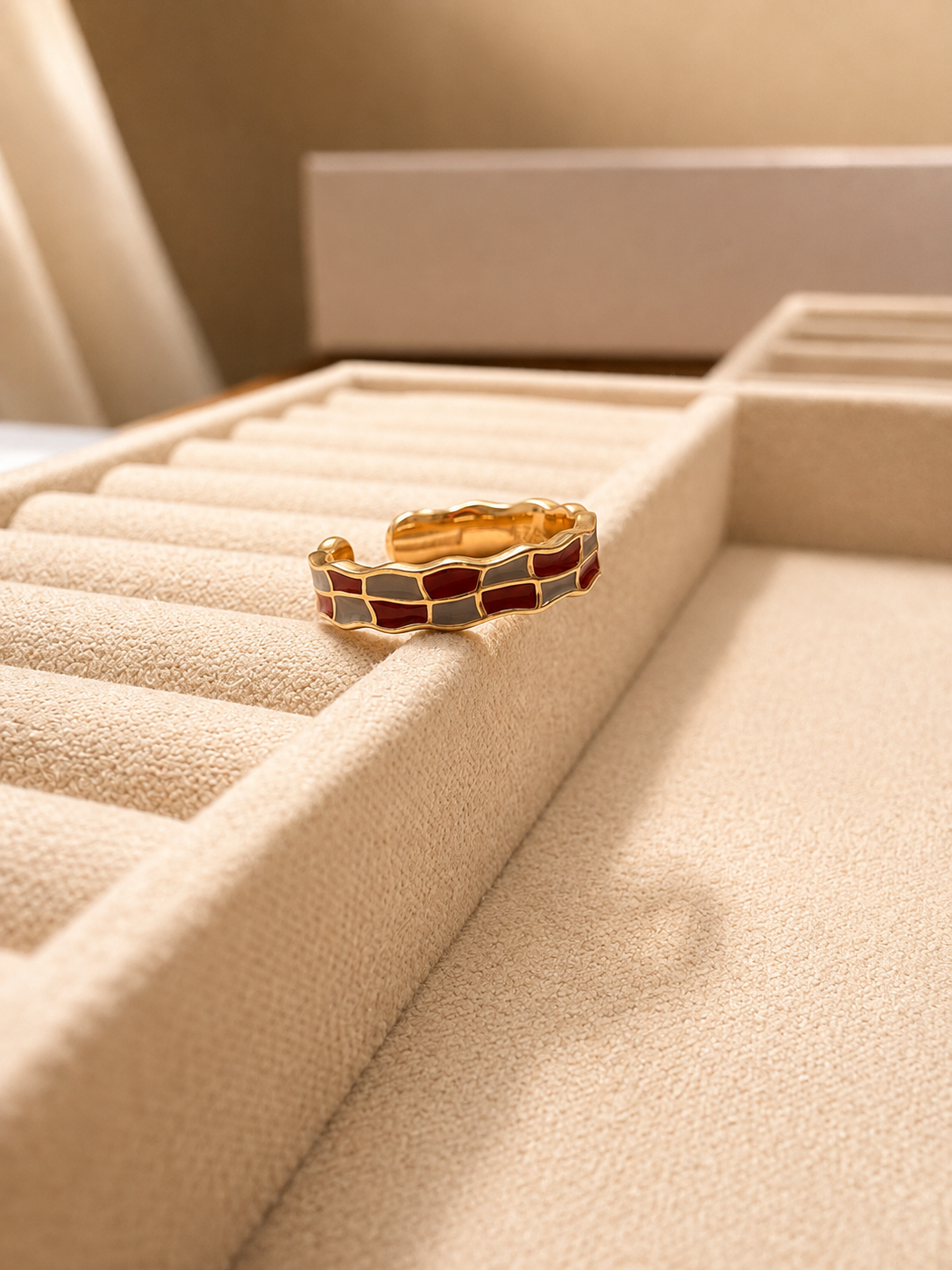 Wavy color-block ring in red and blue hand-filled enamel, gold-plated S925 silver. Open adjustable, vintage-inspired.