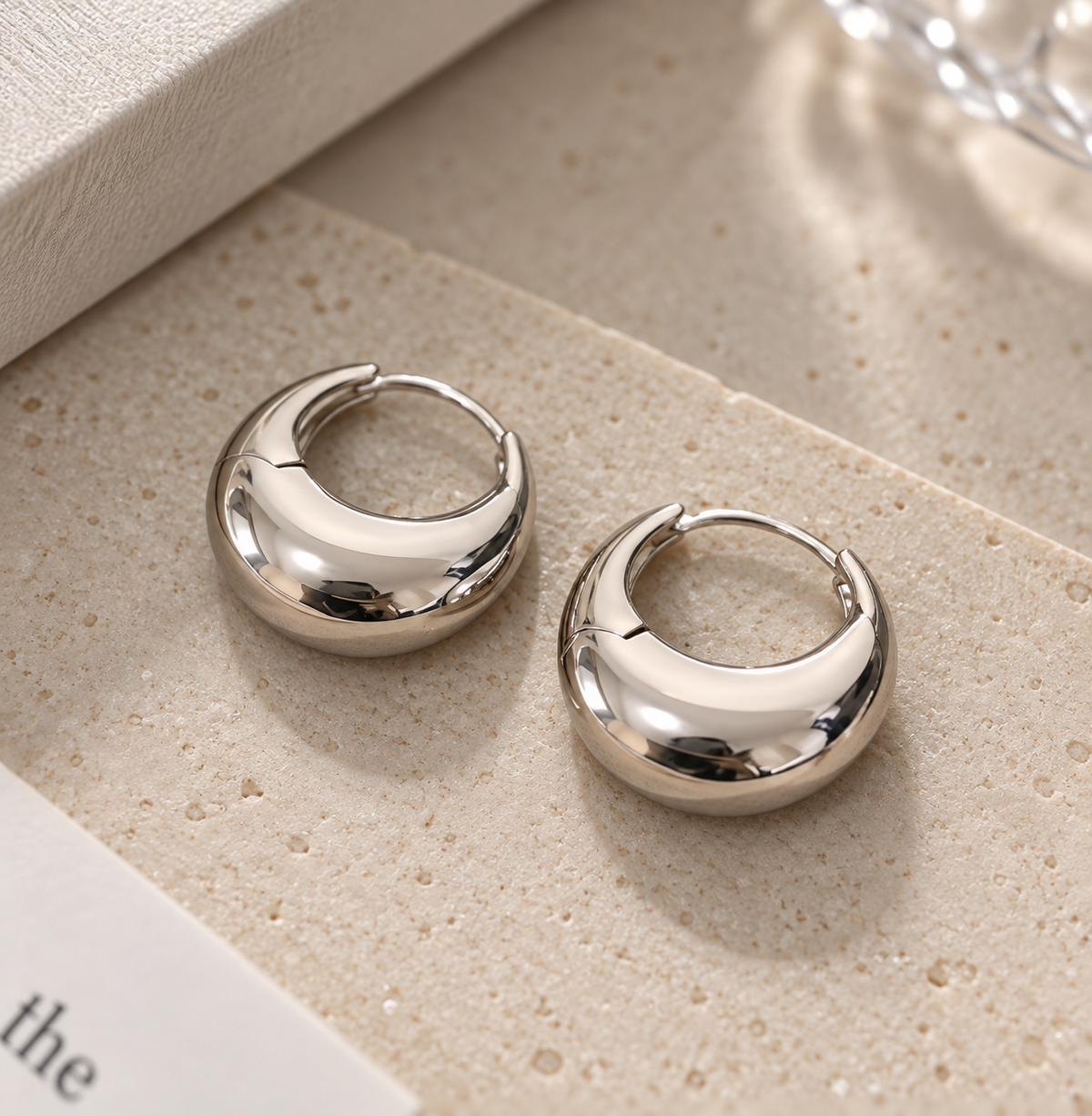 Sculptural teardrop hoop earrings in S925 silver, 18K gold or white gold plated. Hollow, lightweight, hinged.