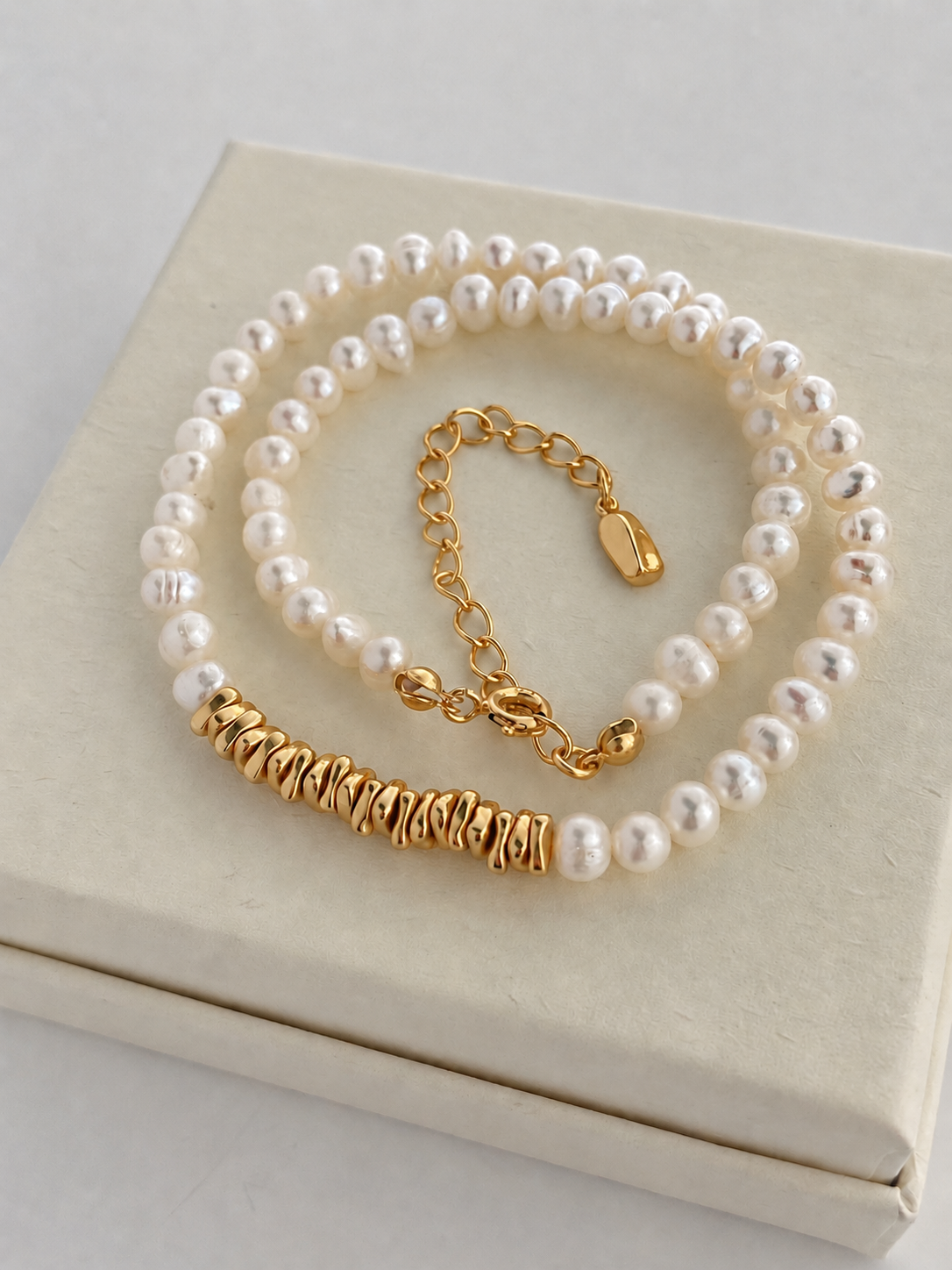 Freshwater pearl necklace with gold link detail, in 18K gold-plated S925 silver. 38cm with 5cm extender.
