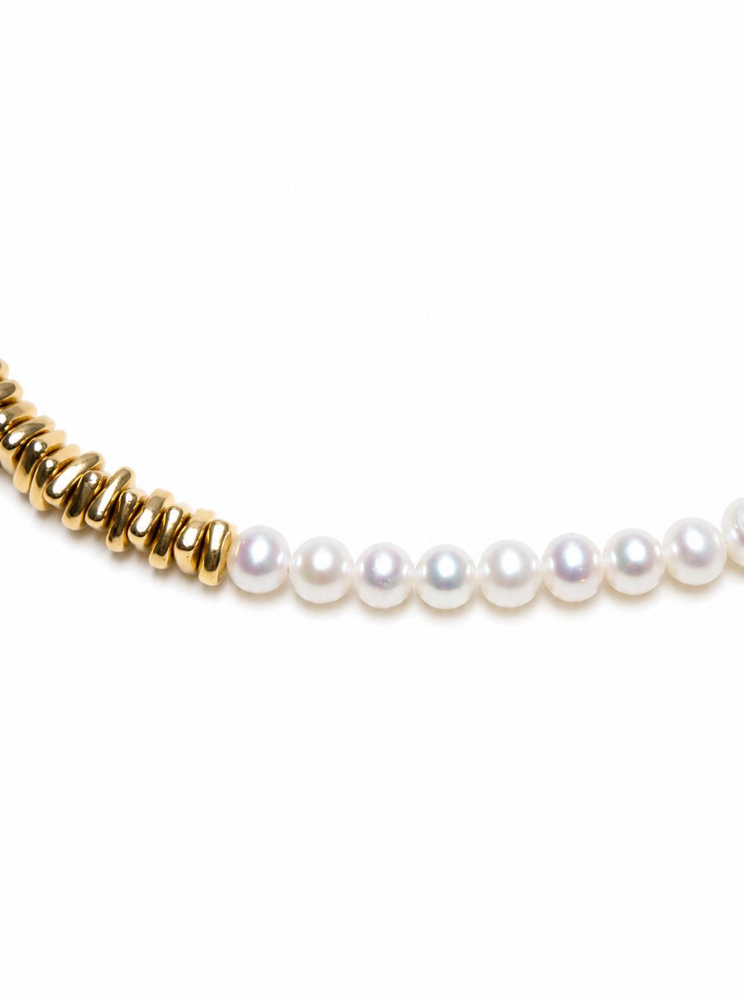 Freshwater pearl necklace with gold link detail, in 18K gold-plated S925 silver. 38cm with 5cm extender.