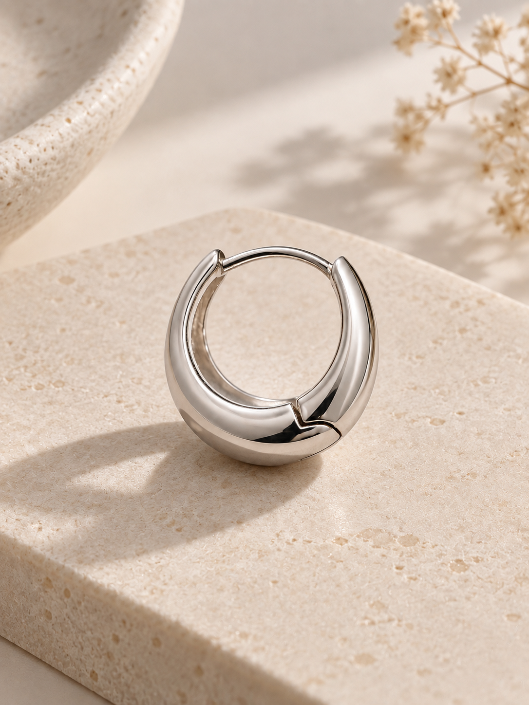 Sculptural teardrop hoop earrings in S925 silver, 18K gold or white gold plated. Hollow, lightweight, hinged.