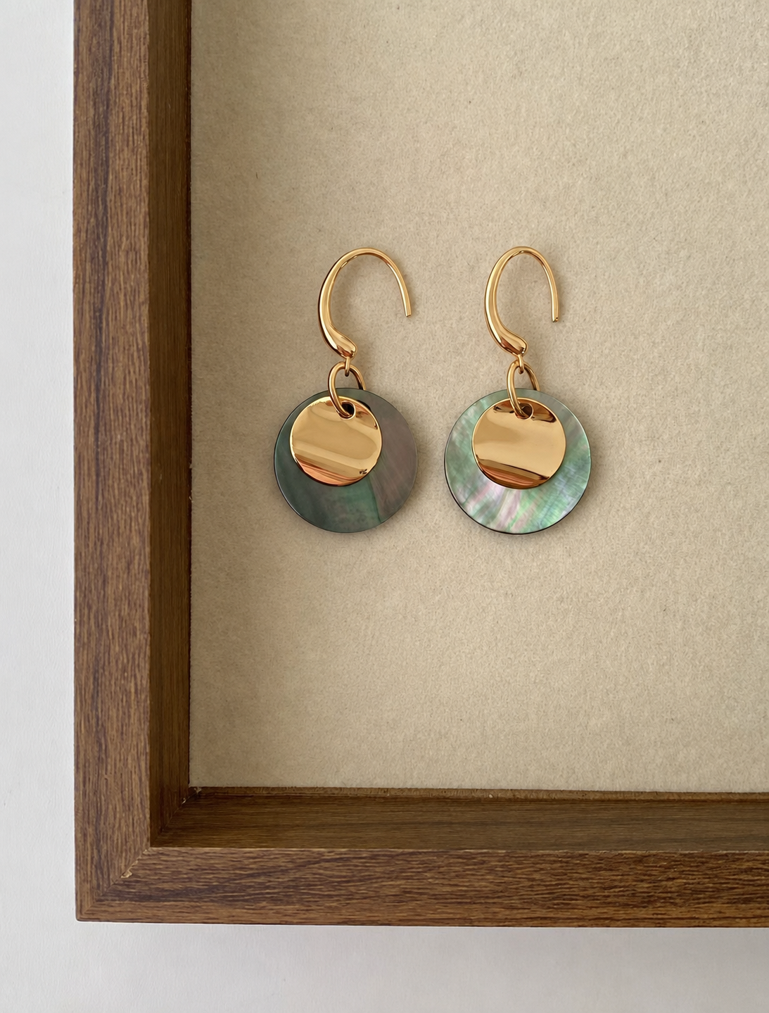 Layered black mother-of-pearl and gold disc earrings in 18K gold-plated S925 silver. Light, comfortable ear hooks.