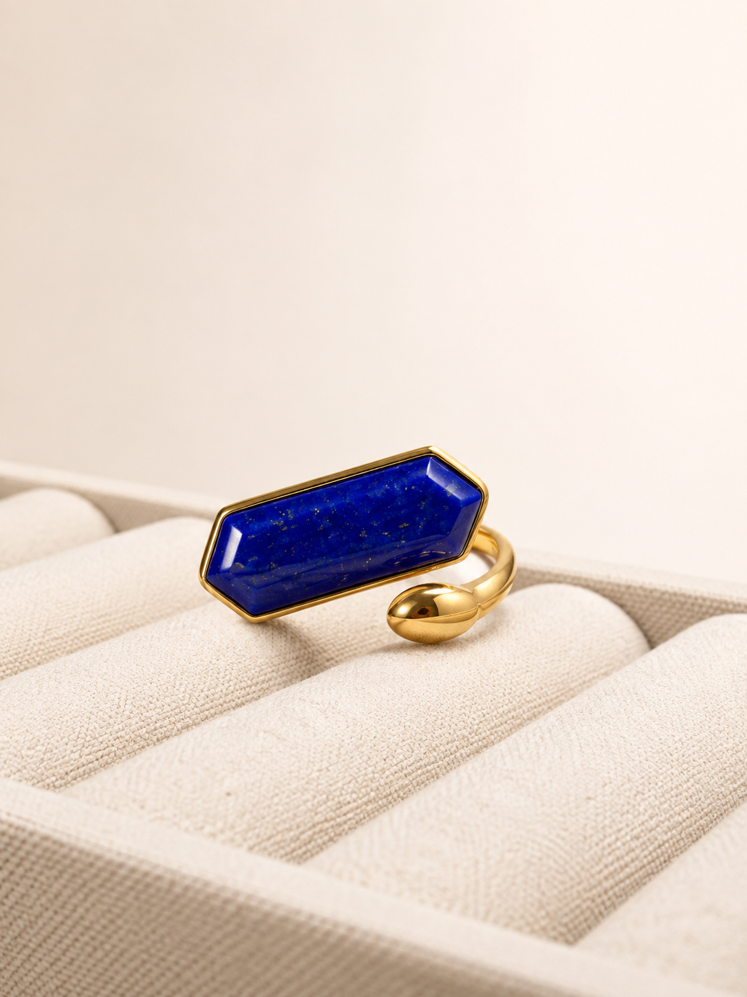 Natural lapis lazuli in a vintage signet silhouette, gold-plated S925 silver. Deep royal blue, open adjustable band.