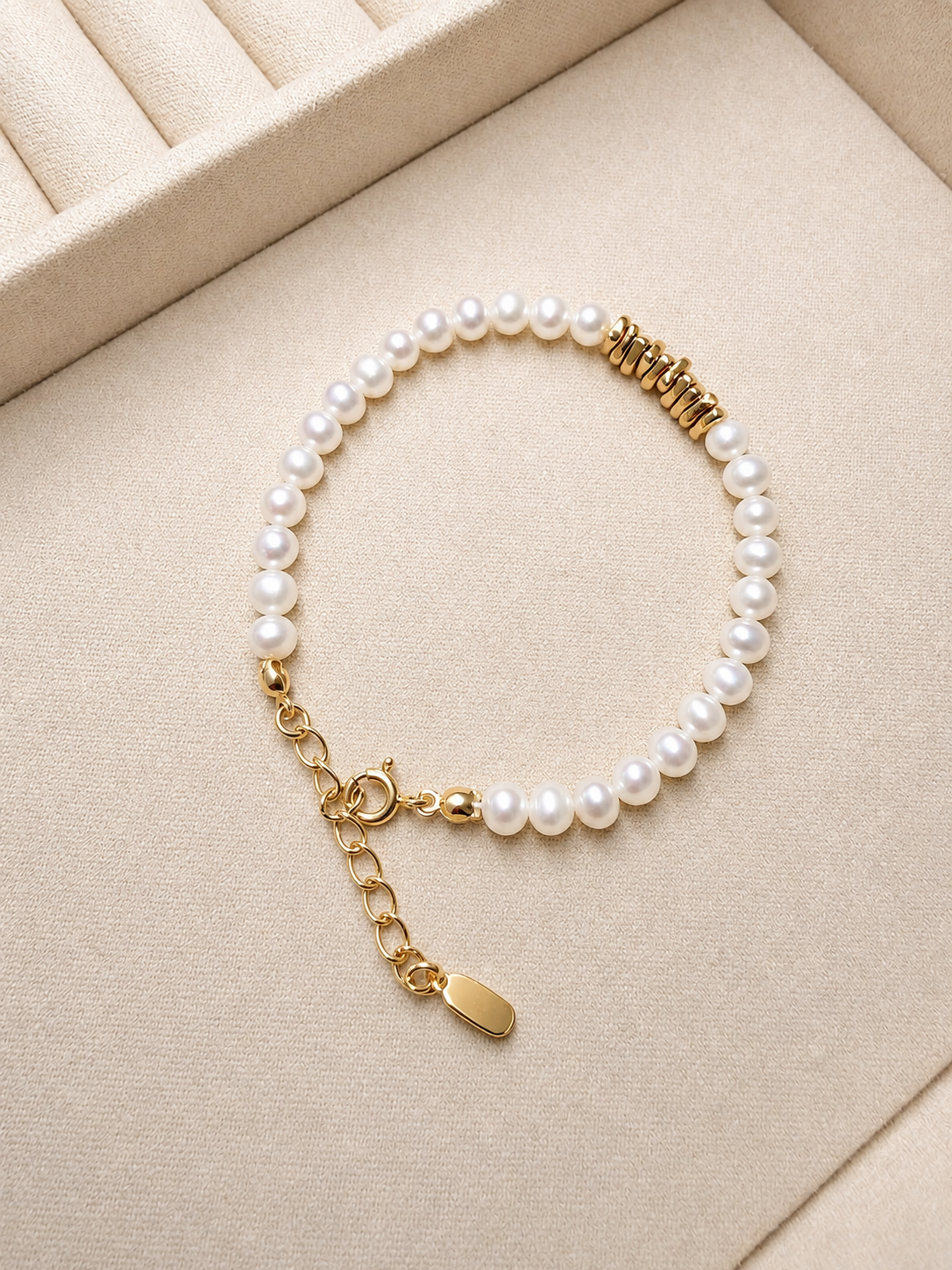 Freshwater pearl bracelet with gold link detail, in gold-plated S925 silver. 16cm with adjustable extender.
