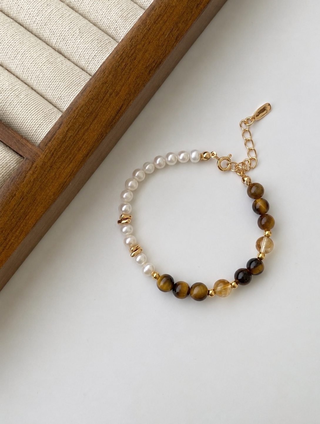 Freshwater pearl, tiger's eye and citrine beaded bracelet in gold-plated S925 silver. 16cm, adjustable.