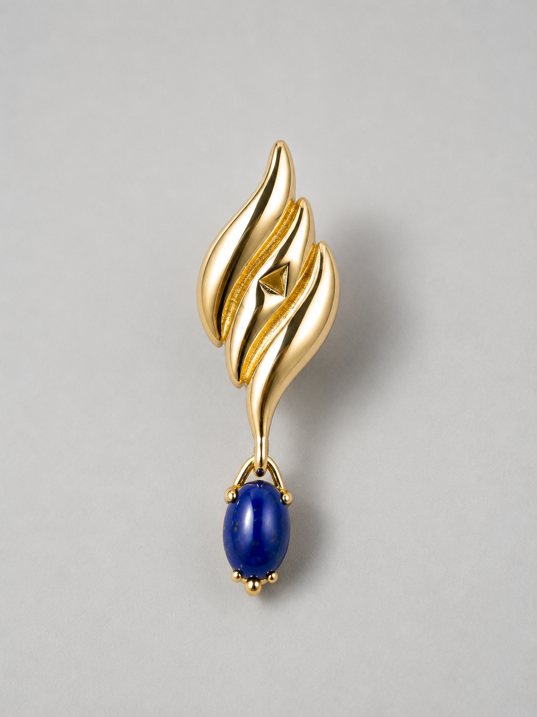 Asymmetric lapis lazuli earrings in gold-plated S925 silver. One set stone, one swinging drop. Sculptural design.