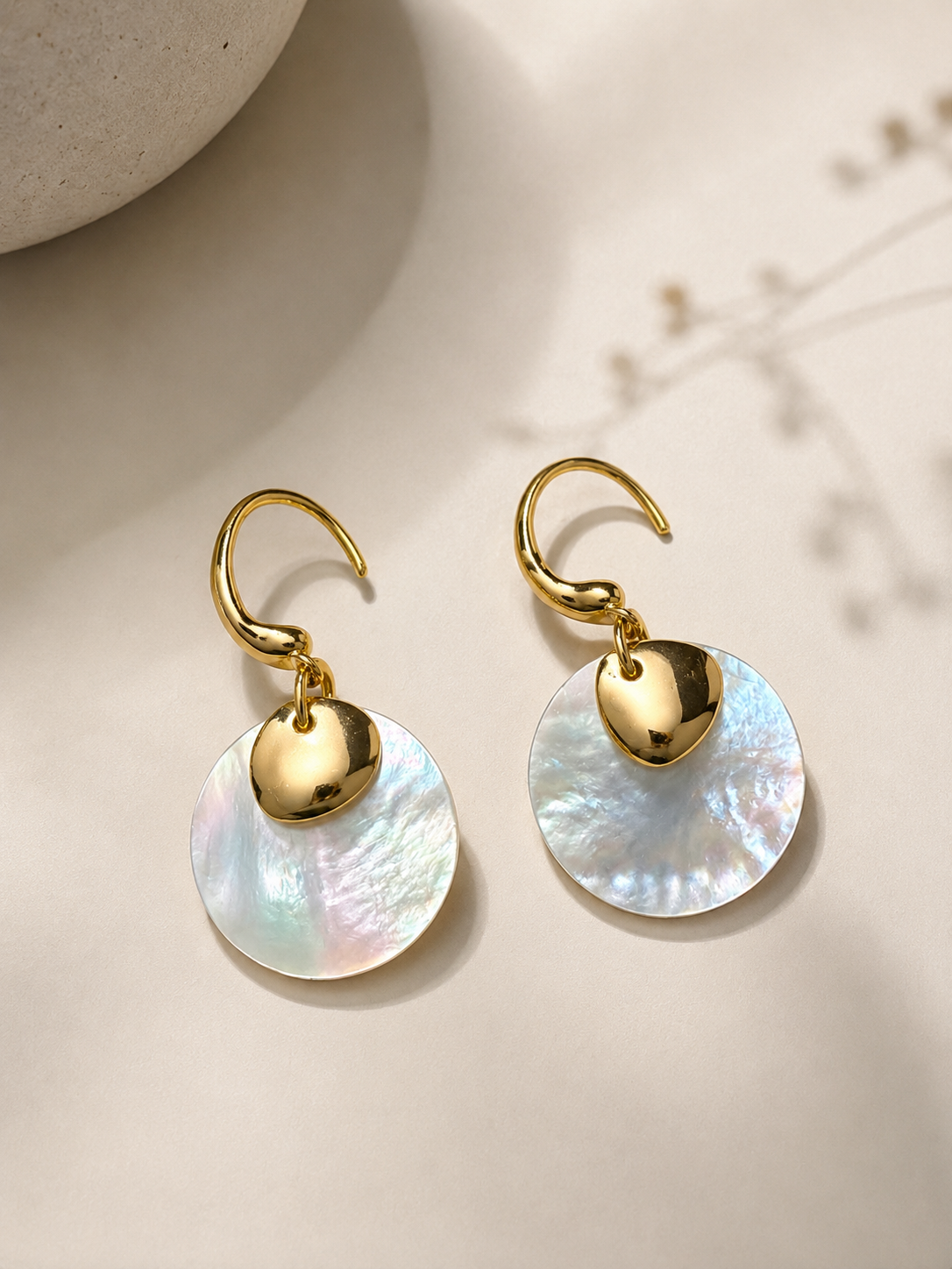 White mother-of-pearl disc earrings with gold accent, on gold-plated S925 ear hooks. Light, 2cm shell discs.