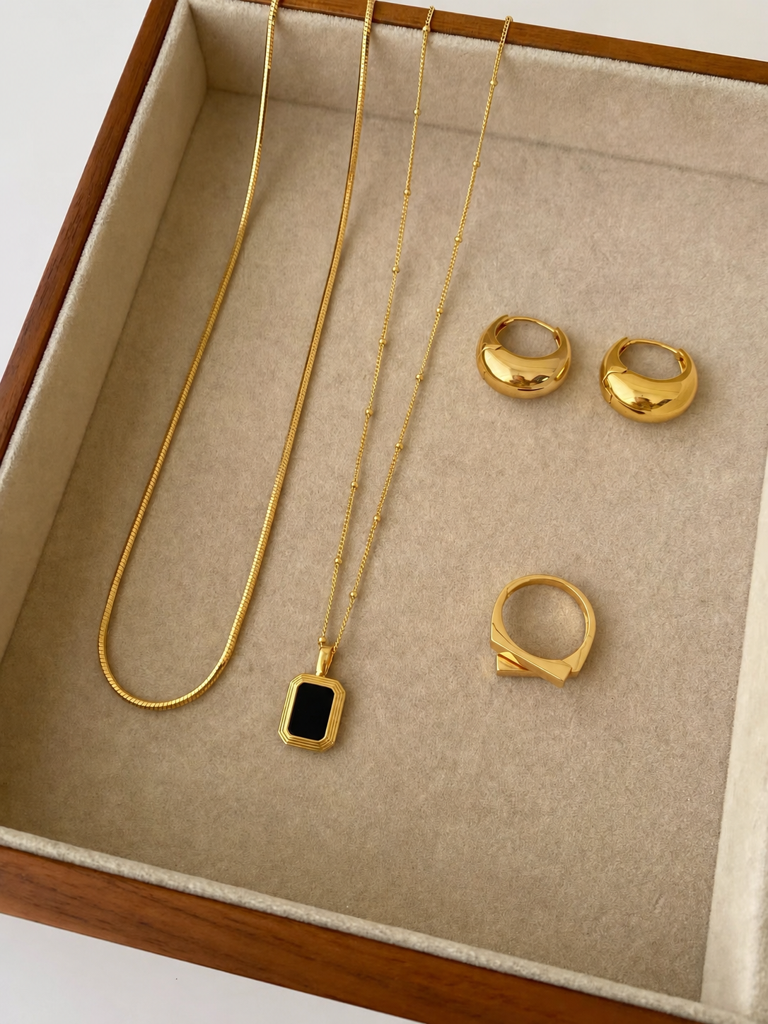 Reversible tag necklace with mother-of-pearl and black onyx. Gold-plated S925 silver, 45cm with extender.