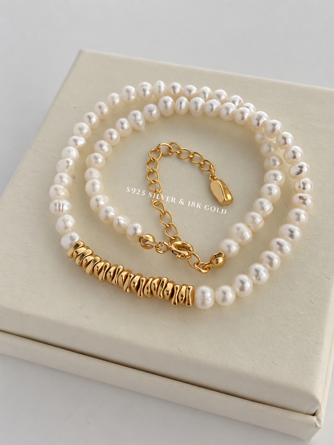 Freshwater pearl necklace with gold link detail, in 18K gold-plated S925 silver. 38cm with 5cm extender.
