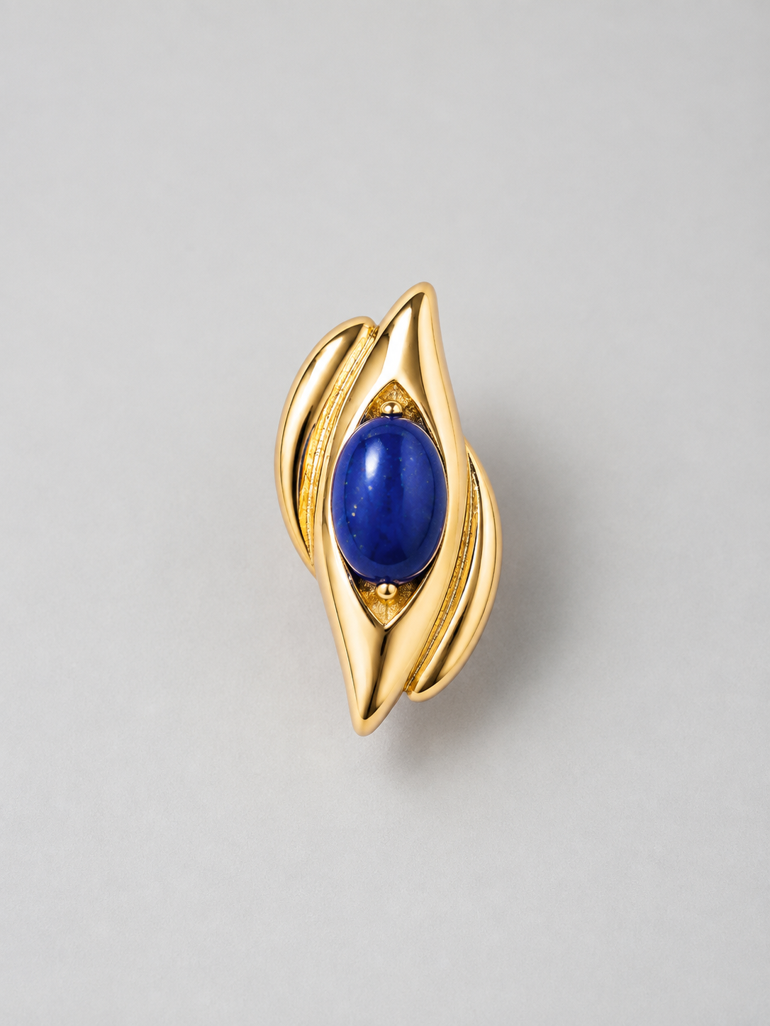 Asymmetric lapis lazuli earrings in gold-plated S925 silver. One set stone, one swinging drop. Sculptural design.