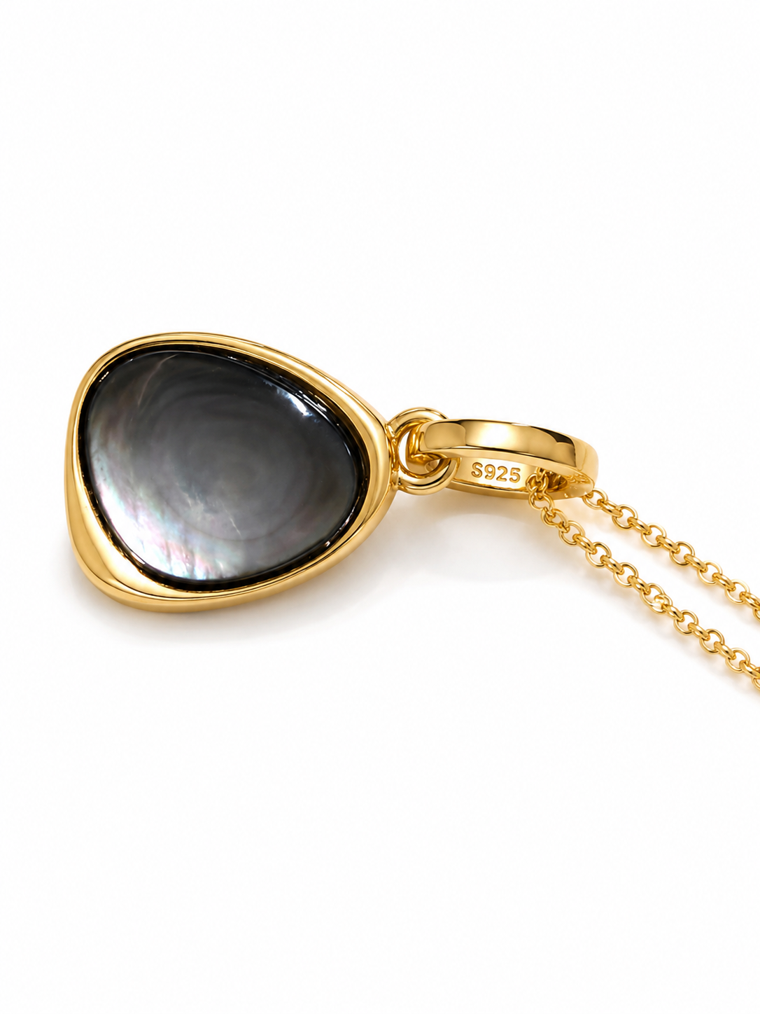 Black mother-of-pearl teardrop pendant in gold-plated S925 silver. Iridescent blue-violet tones, 40cm with extender.