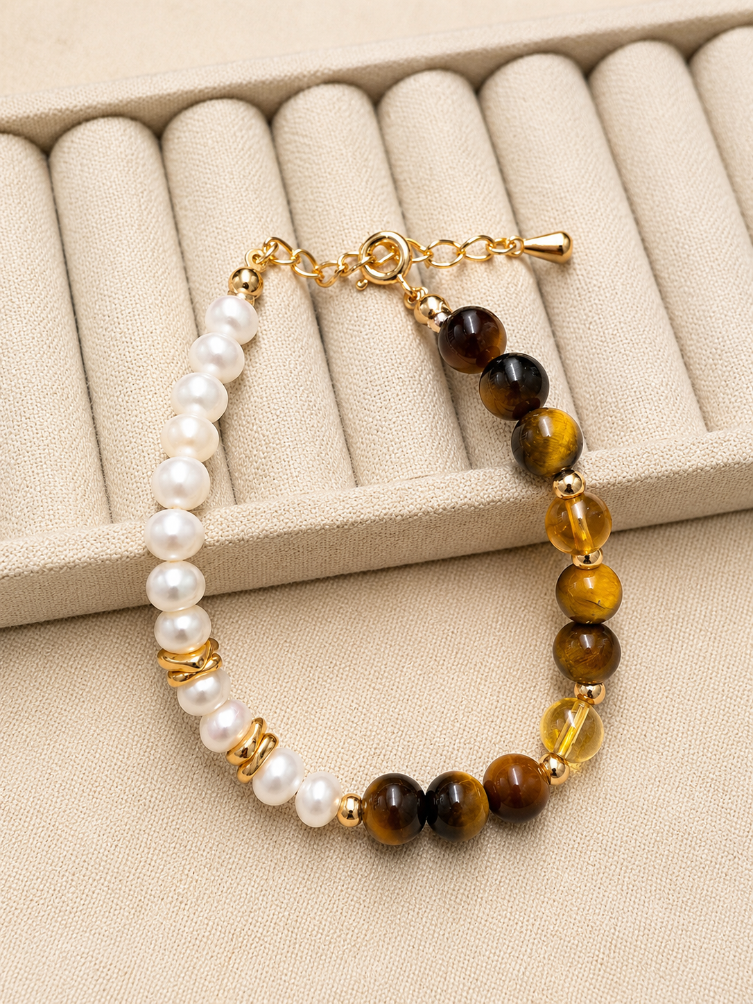 Freshwater pearl, tiger's eye and citrine beaded bracelet in gold-plated S925 silver. 16cm, adjustable.