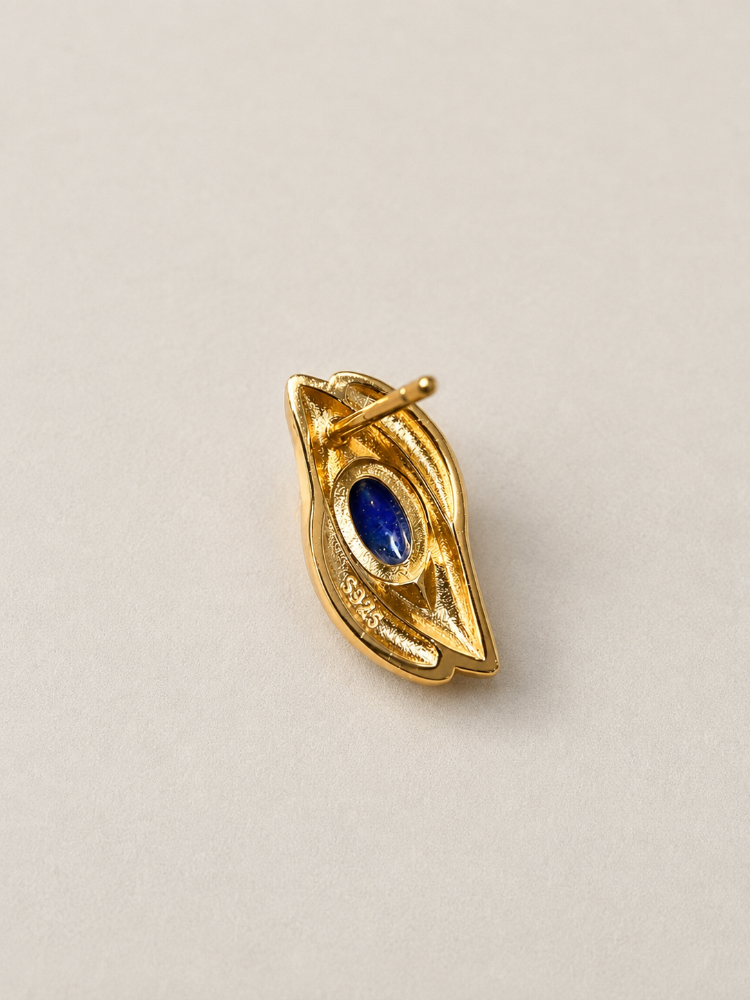 Asymmetric lapis lazuli earrings in gold-plated S925 silver. One set stone, one swinging drop. Sculptural design.
