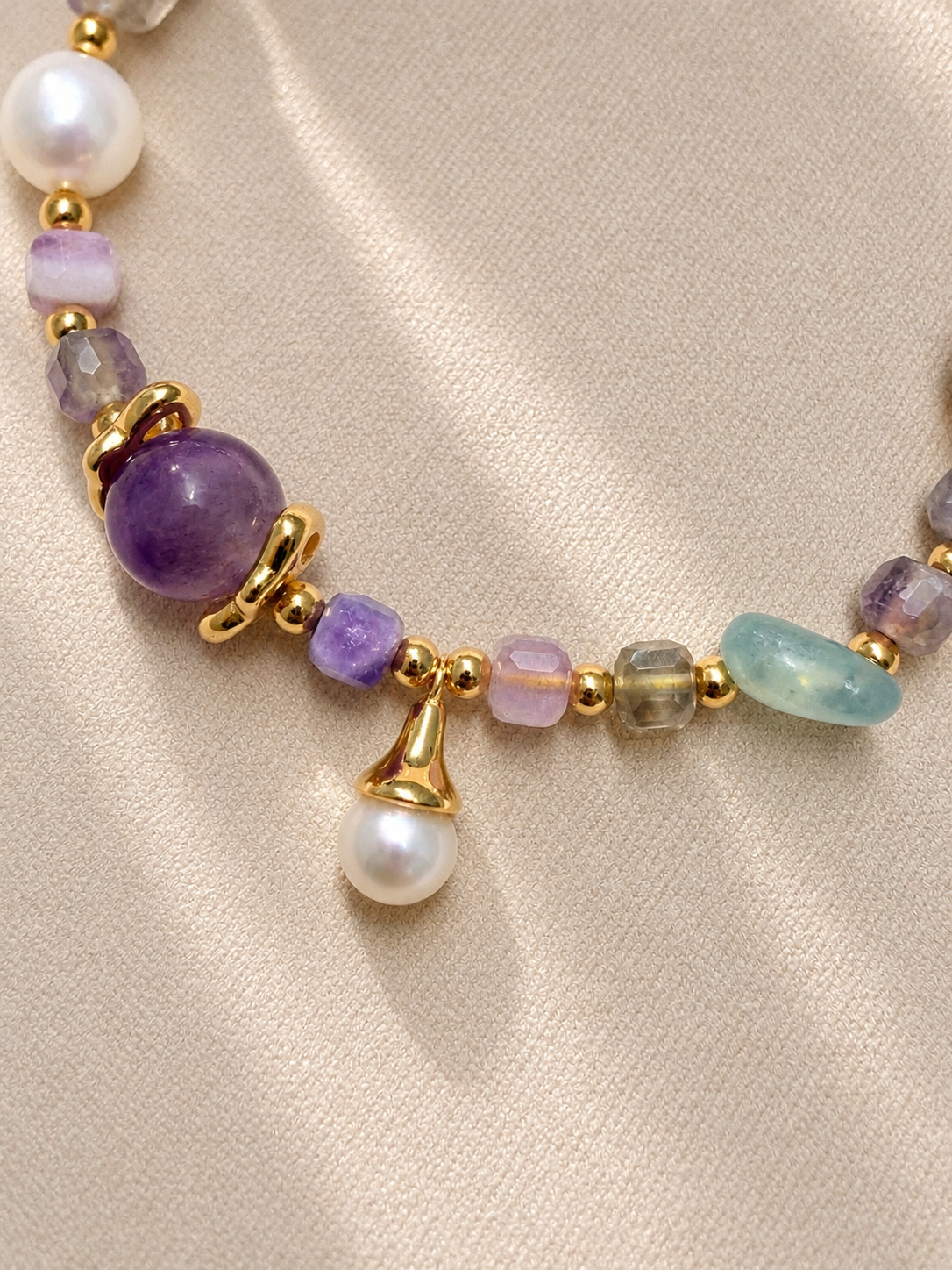 Amethyst, freshwater pearl and aquamarine beaded bracelet in gold-plated S925 silver. 16cm with adjustable chain.