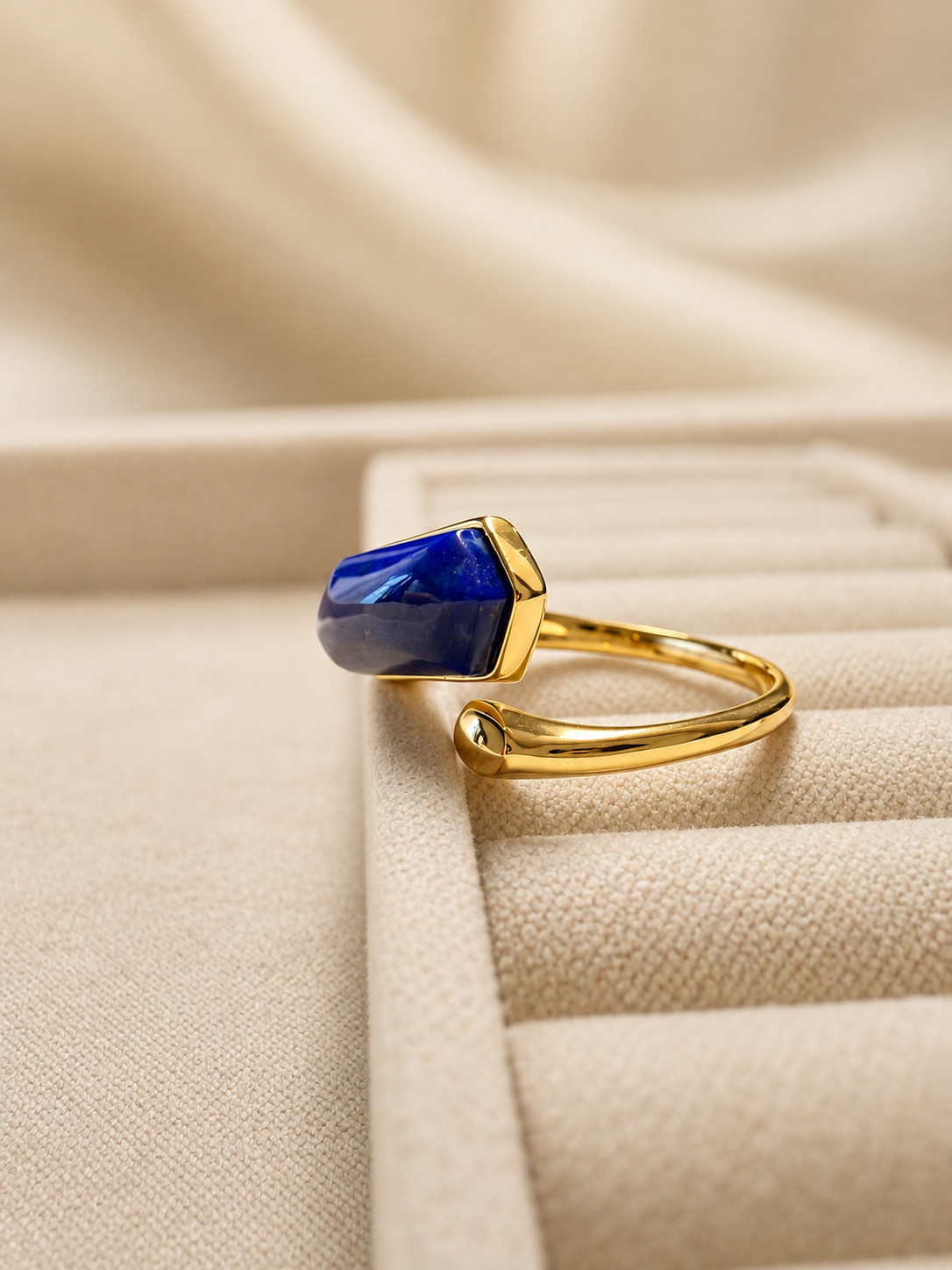 Natural lapis lazuli in a vintage signet silhouette, gold-plated S925 silver. Deep royal blue, open adjustable band.