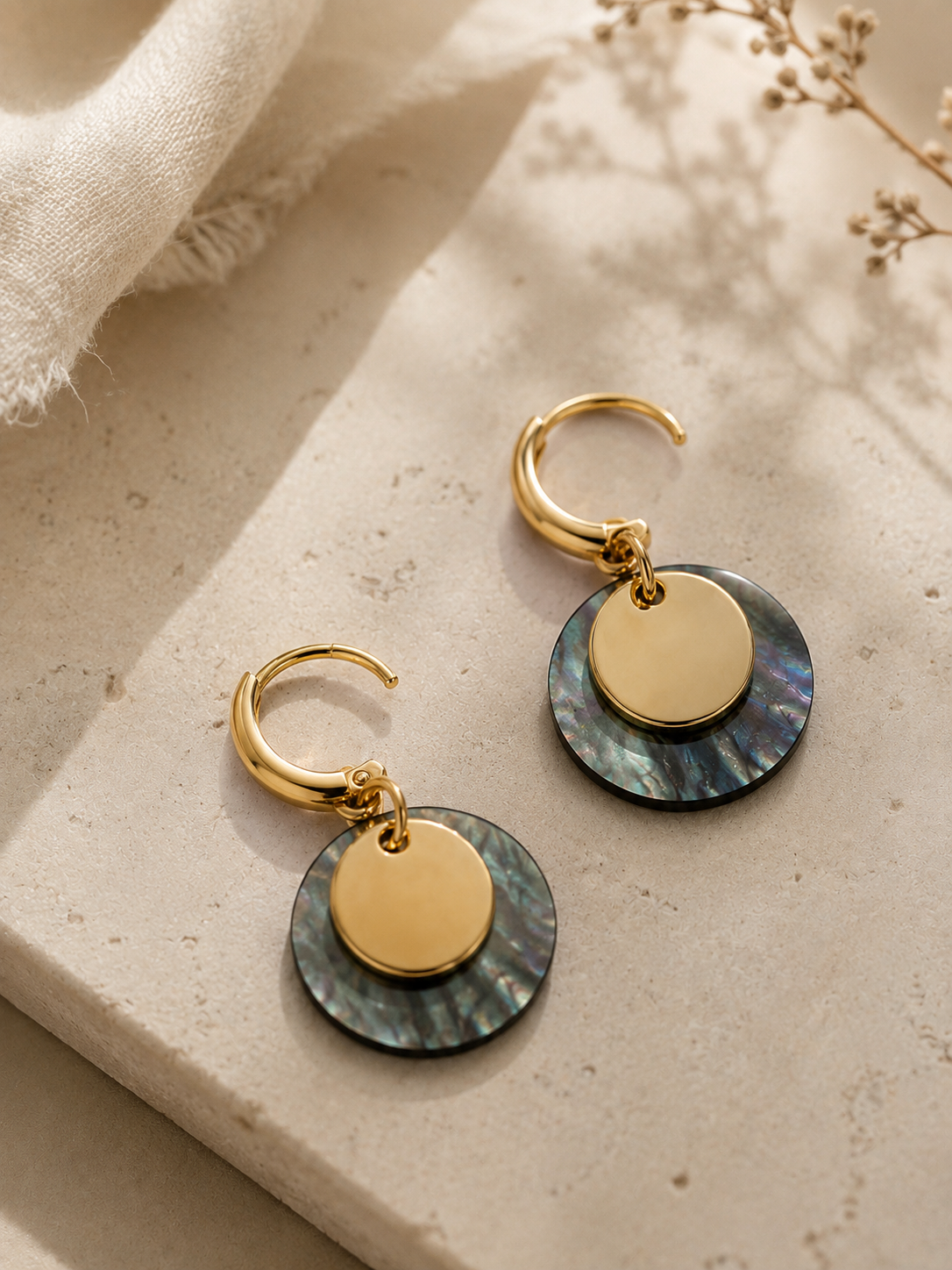 Layered black mother-of-pearl and gold disc earrings in 18K gold-plated S925 silver. Light, comfortable ear hooks.