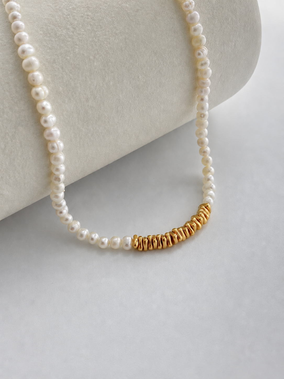 Freshwater pearl necklace with gold link detail, in 18K gold-plated S925 silver. 38cm with 5cm extender.