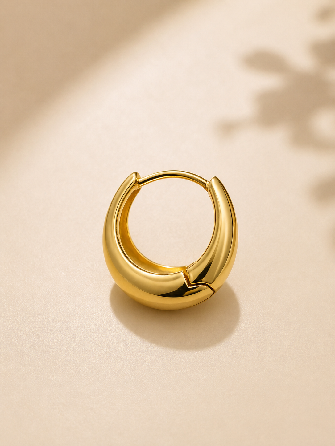 Sculptural teardrop hoop earrings in S925 silver, 18K gold or white gold plated. Hollow, lightweight, hinged.