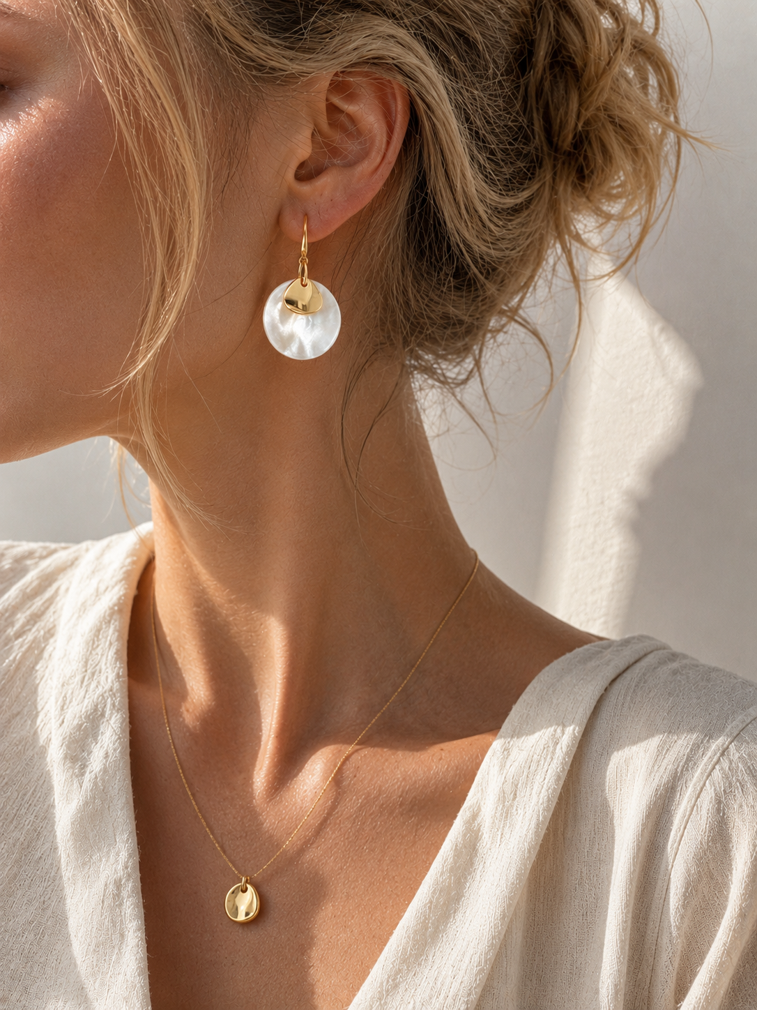 White mother-of-pearl disc earrings with gold accent, on gold-plated S925 ear hooks. Light, 2cm shell discs.
