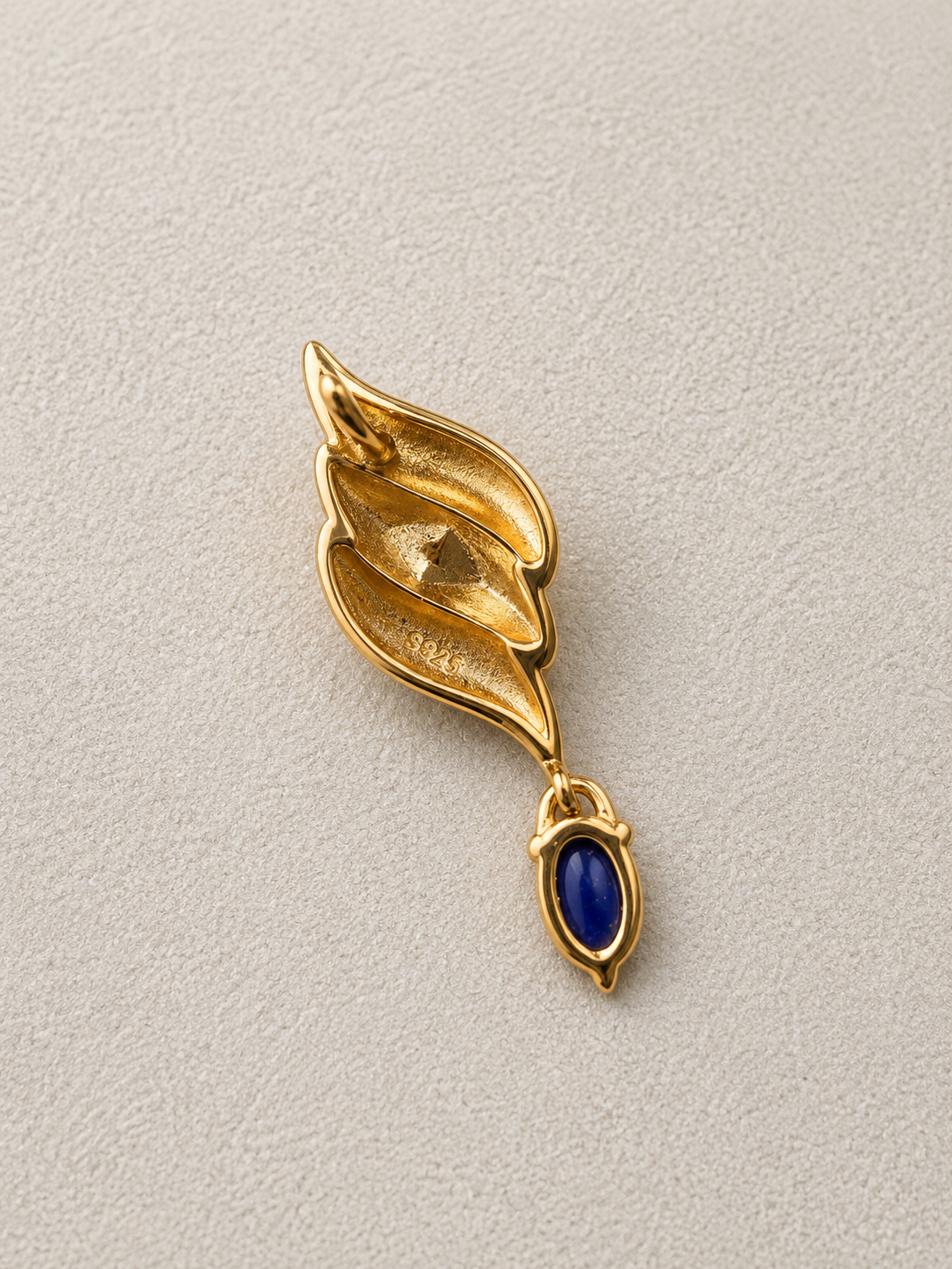 Asymmetric lapis lazuli earrings in gold-plated S925 silver. One set stone, one swinging drop. Sculptural design.