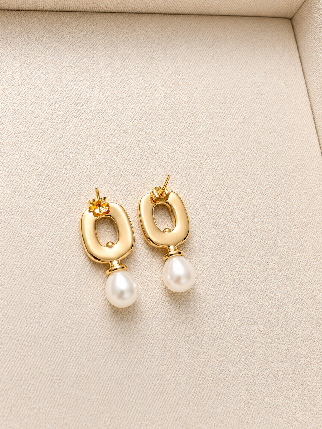 Mobius-inspired gold bands with a freshwater pearl drop, in 18K gold-plated S925 silver. Secure post closure.