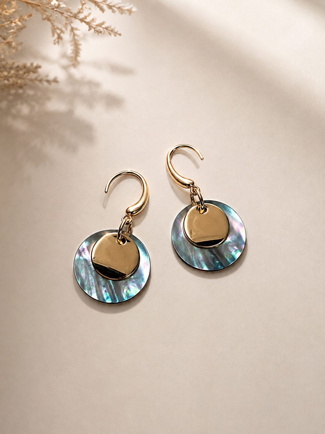 Layered black mother-of-pearl and gold disc earrings in 18K gold-plated S925 silver. Light, comfortable ear hooks.