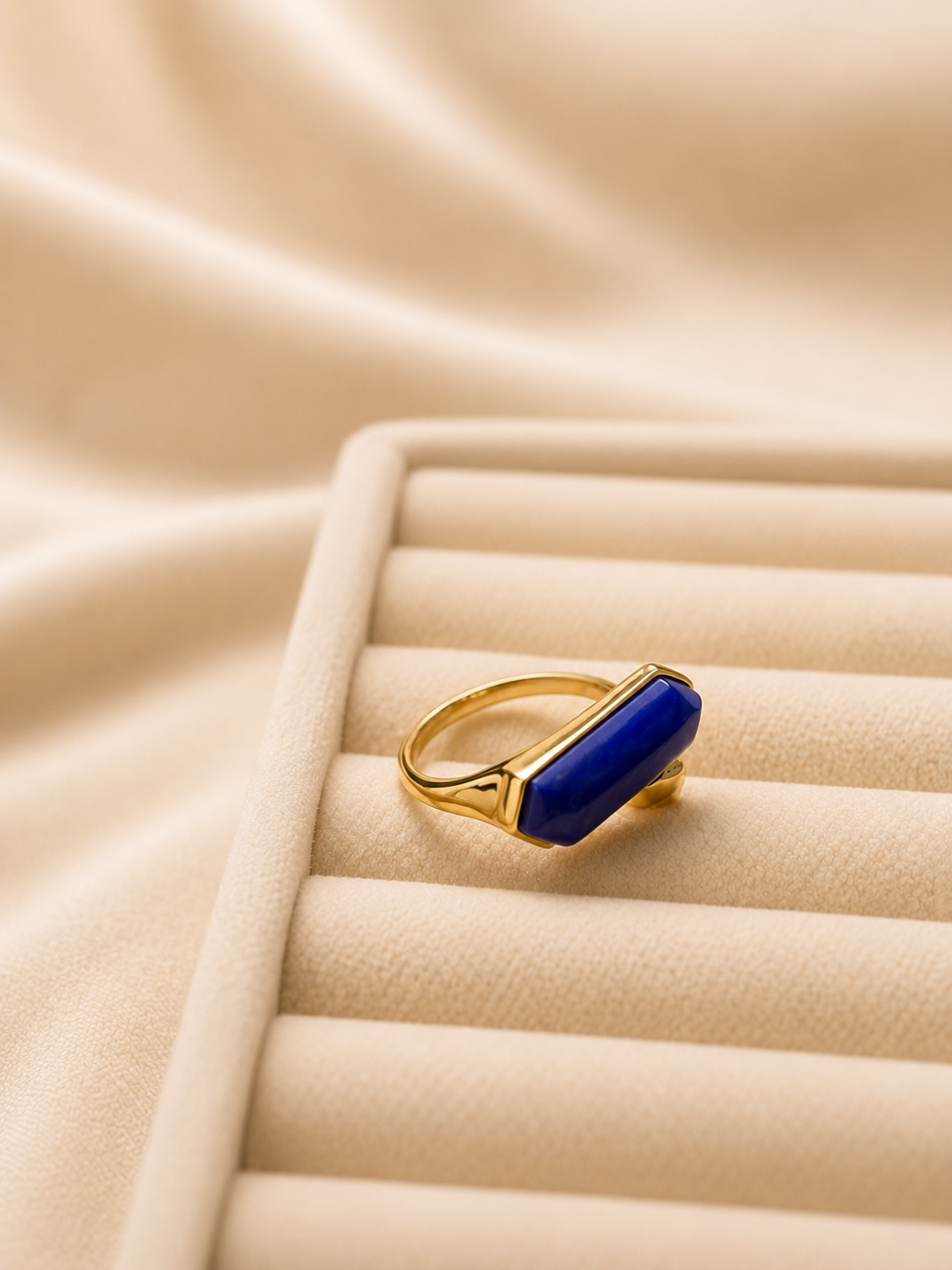 Natural lapis lazuli in a vintage signet silhouette, gold-plated S925 silver. Deep royal blue, open adjustable band.