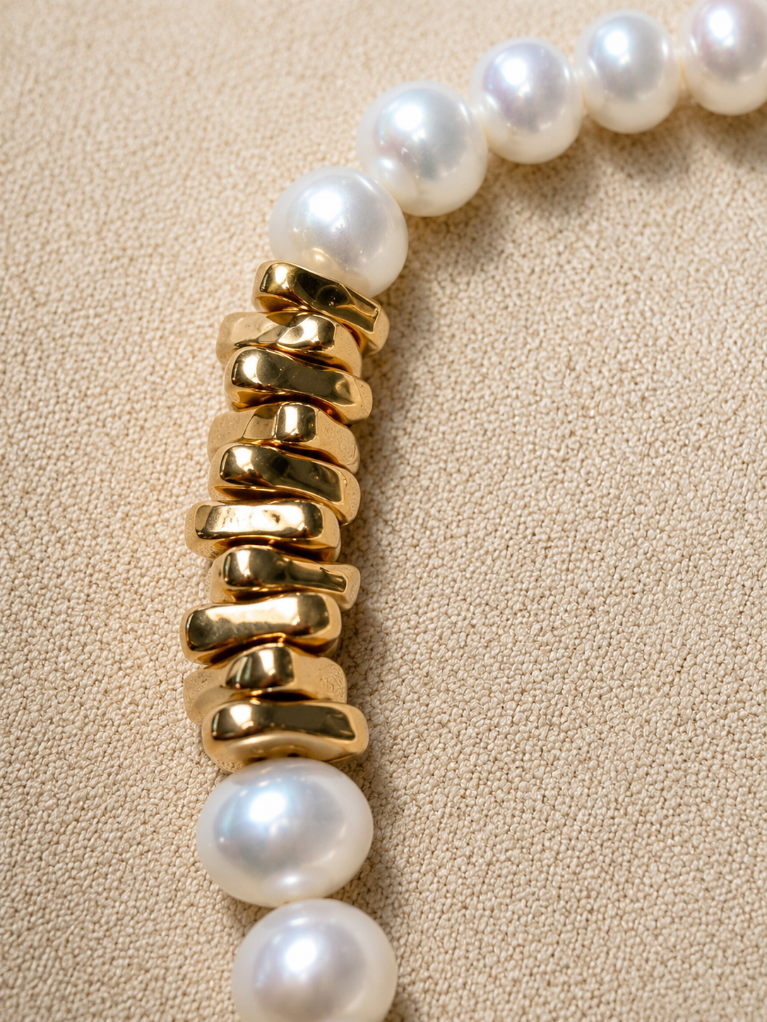 Freshwater pearl bracelet with gold link detail, in gold-plated S925 silver. 16cm with adjustable extender.