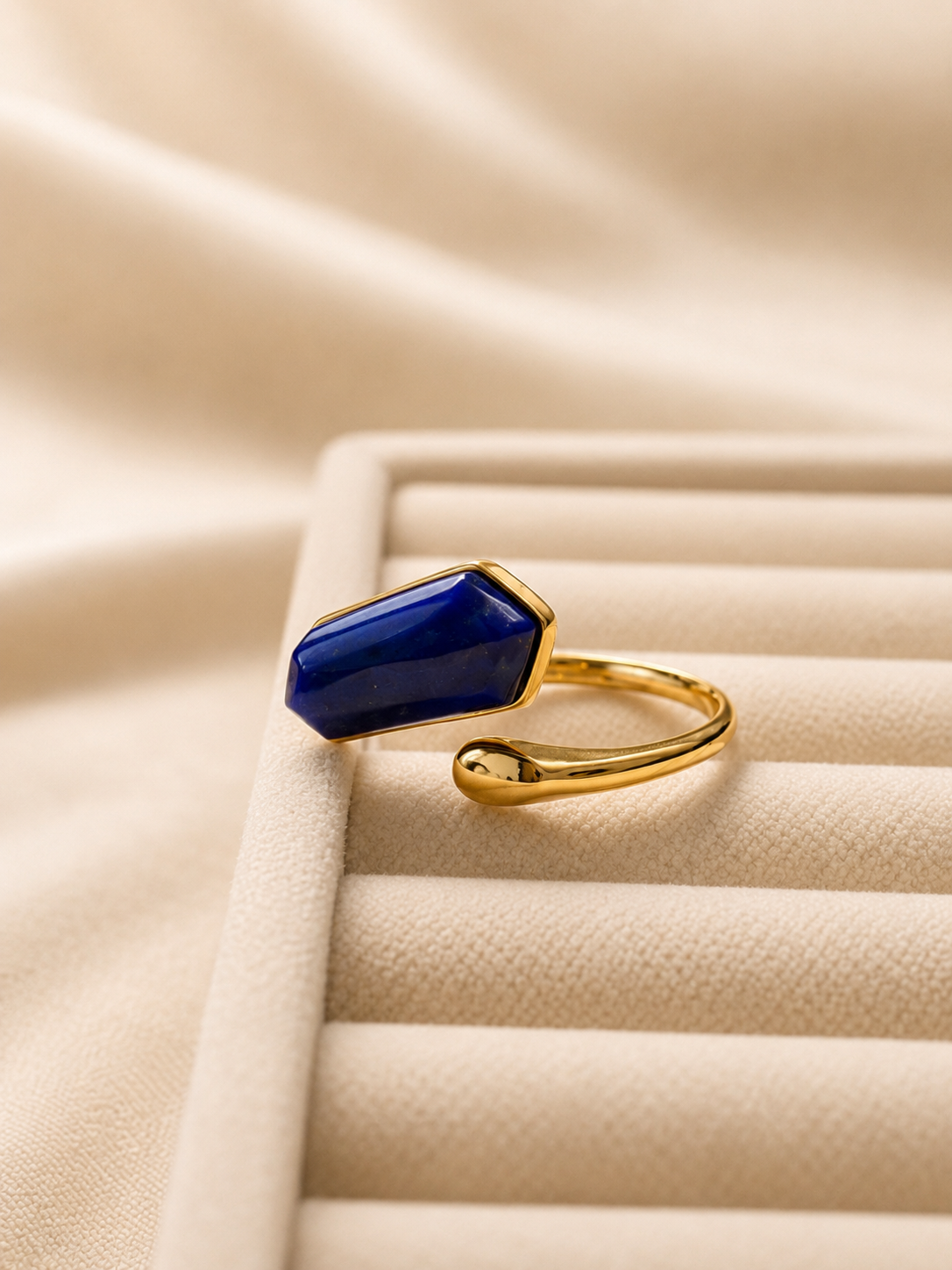 Natural lapis lazuli in a vintage signet silhouette, gold-plated S925 silver. Deep royal blue, open adjustable band.
